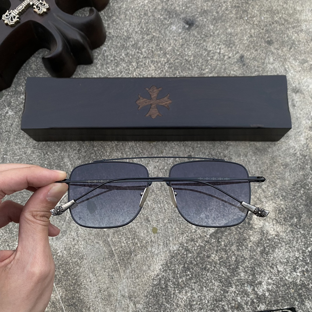 CH Aviator Sunglasses (Black)A super popular pair, identical to the original, with high-quality nose pads and meticulous attention to detail. Exclusive hand-engraved lettering. Only a few hundred yuan!Eyeglasses are personal items; we do not offe