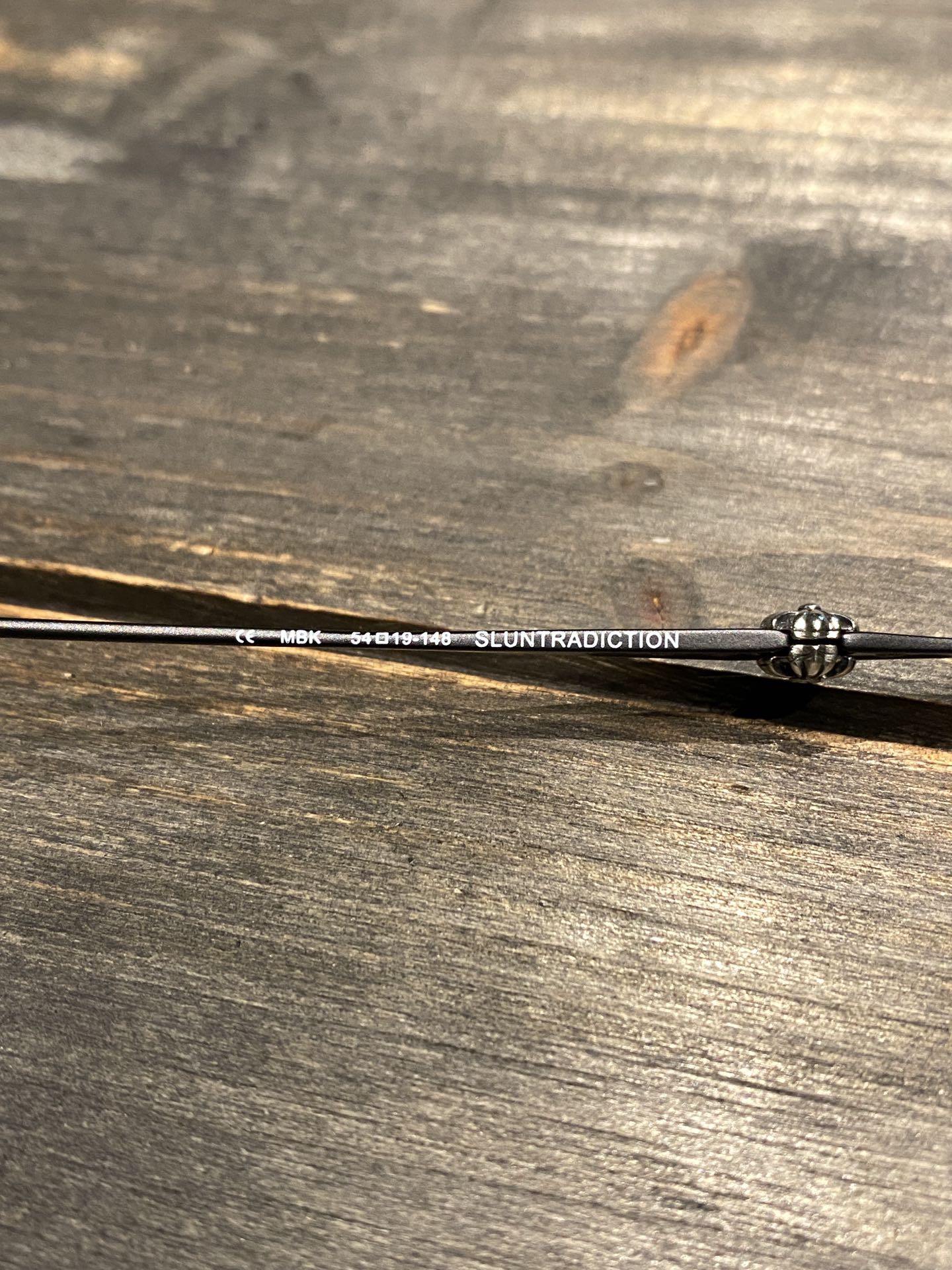 Matte Black, Xue Zhiqian's Style GlassesAuthentic frames costing over 10,000 RMB are directly disassembled and developed from scratch; agent prices have been comprehensively reduced.Classics never go out of style. The Sluntradiction frames, which