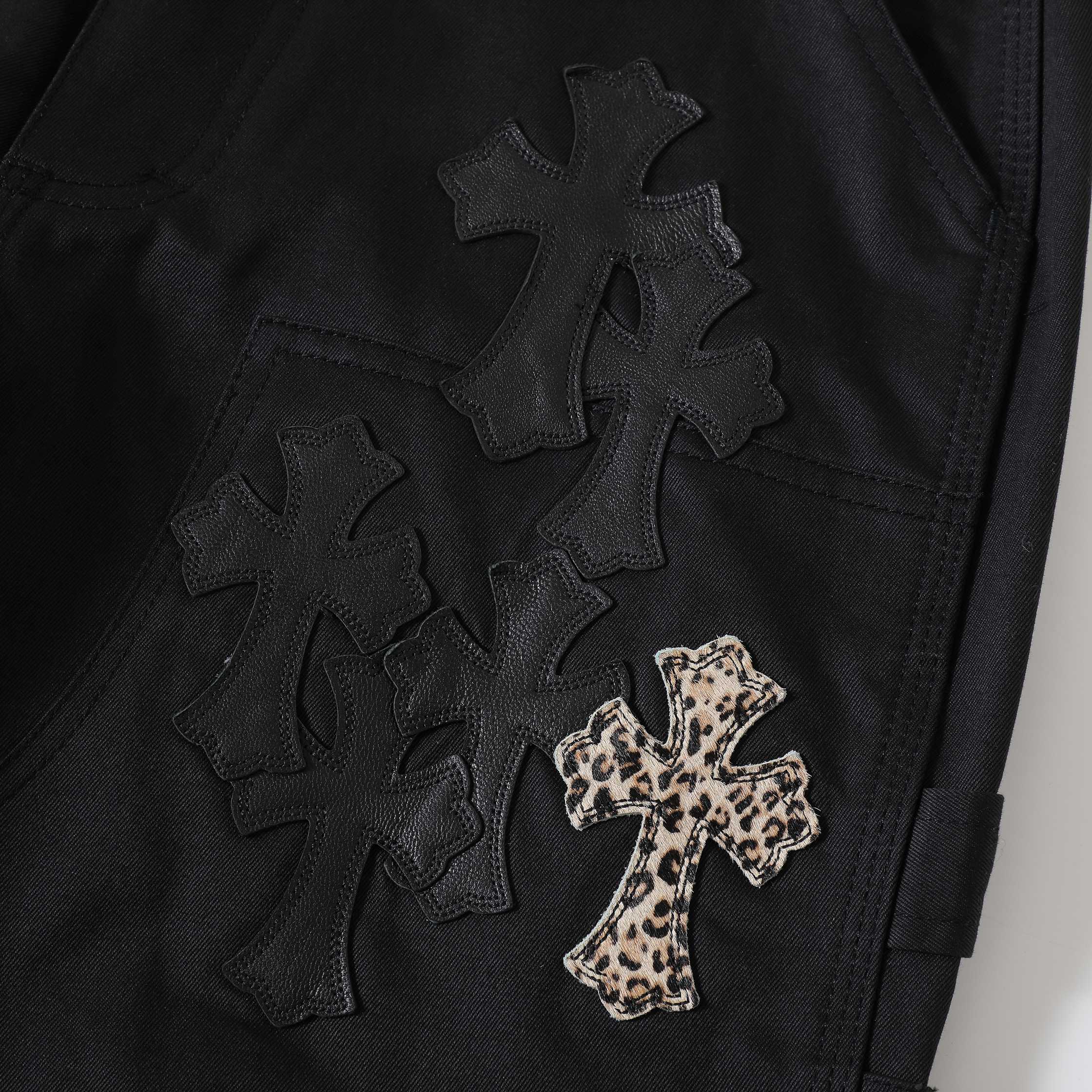 CH Black Leather Leopard Print Cargo Pants. Original version purchased for over 40,000 RMB. Loose fit. Special fabric with special post-processing to achieve a color accuracy of 95% or higher. Exclusive silver-plated hardware. Those in the know under