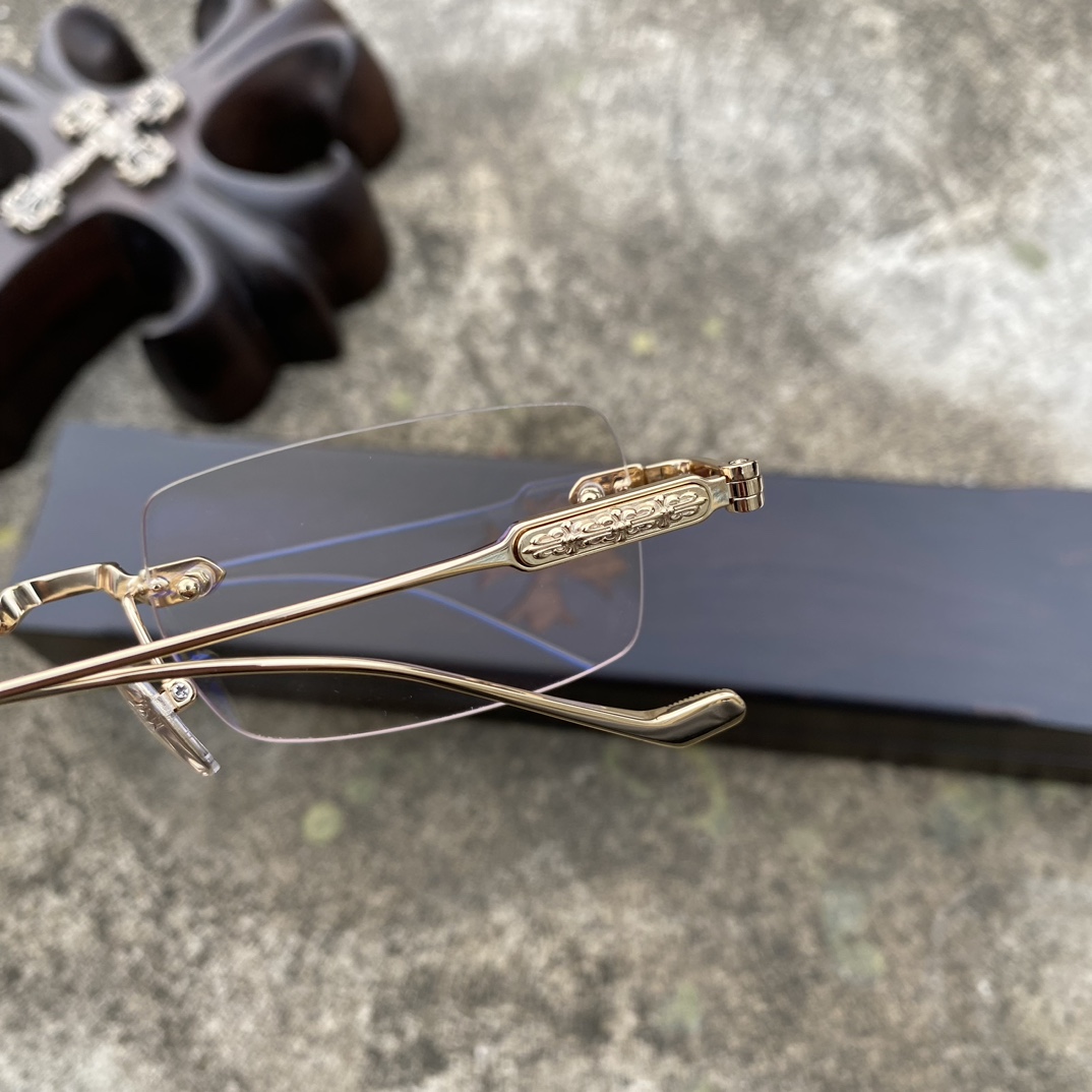 CH Rimless Cross-Patterned Gold GlassesA super popular pair, identical to the original, with high-quality nose pads and meticulous attention to detail. Exclusive hand-engraved lettering. Only a few hundred yuan!Glasses are personal items; we do n