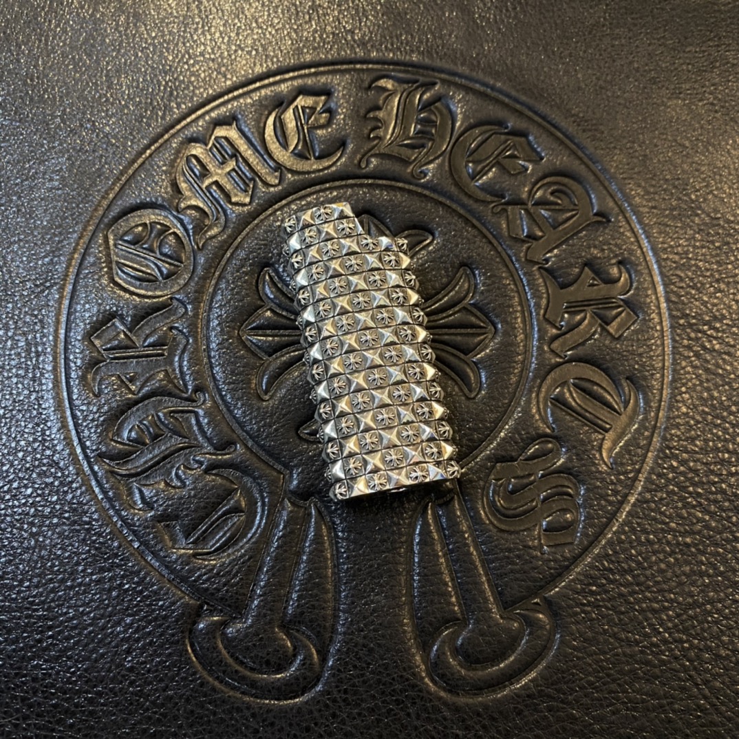 【Chrome Hearts Cross Rivet Lighter】A must-have for top-tier enthusiasts. Made entirely of 925 sterling silver.Heavy-duty custom-made, weighing over 80 grams.A lighter exuding sophistication.Can be fitted with additional rings and a letter chain.