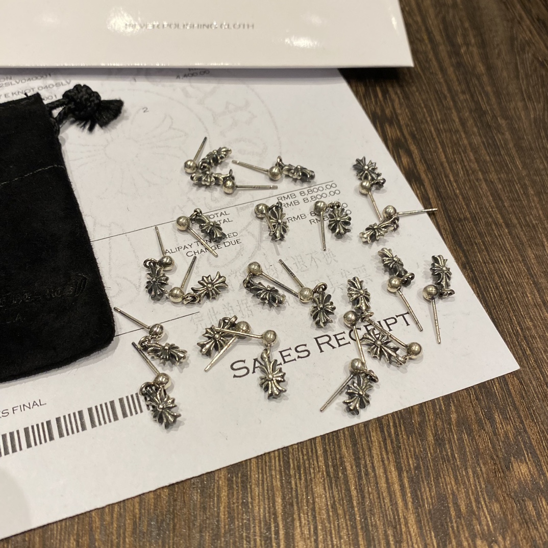 Chrome HeartsTiny E Cross Flower EarringsAuthentic replica, genuine antique engraving, anodized textureLooks beautiful on the ears, small and exquisite, worn by many celebrities