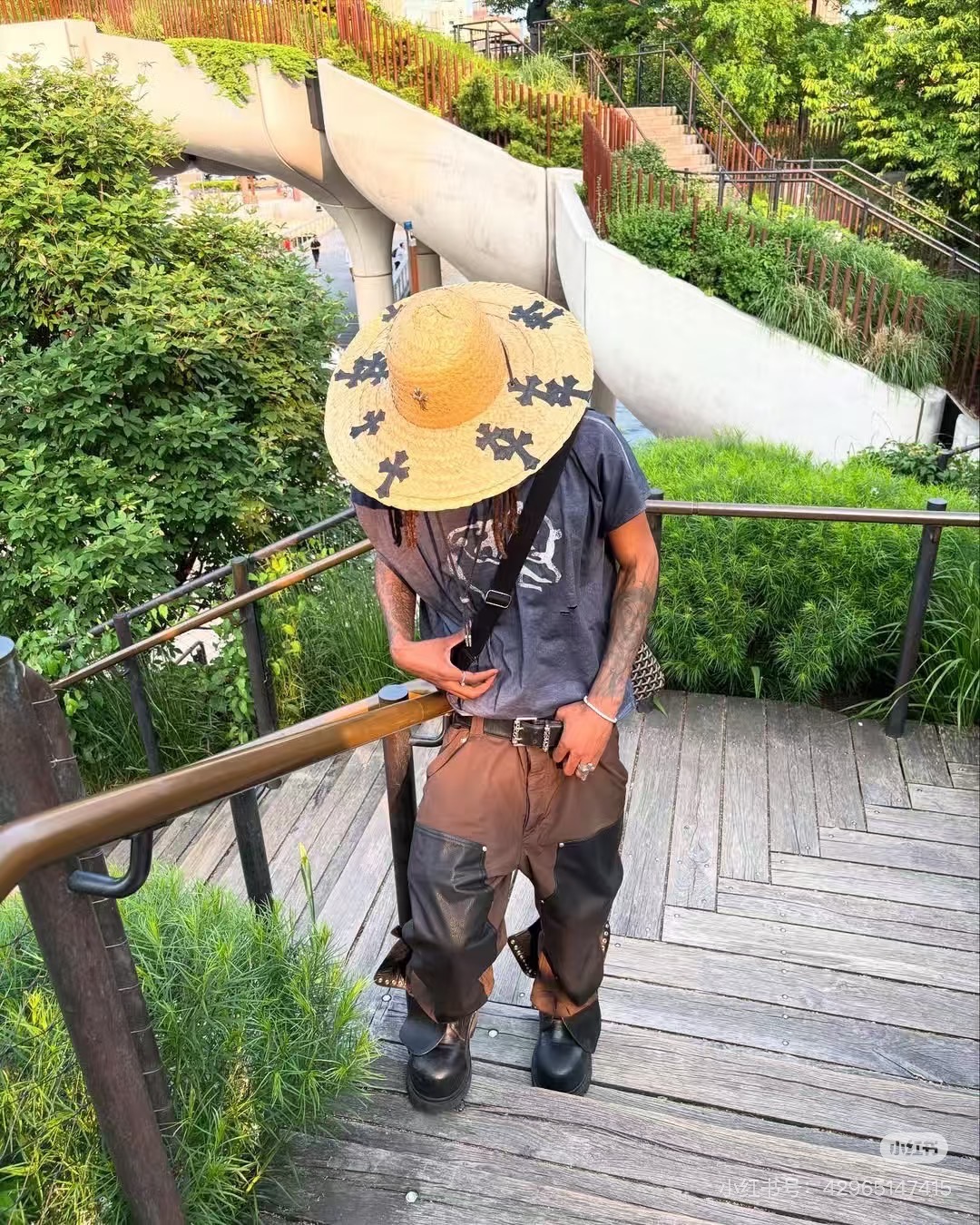 Chrome Hearts New Pants with Leather Patched and Color MatchingFeatures include silver-plated hardware.Pink leather cross on the back.Both knees are made from a single piece of leather.Sizes: 28, 30, 32, 34