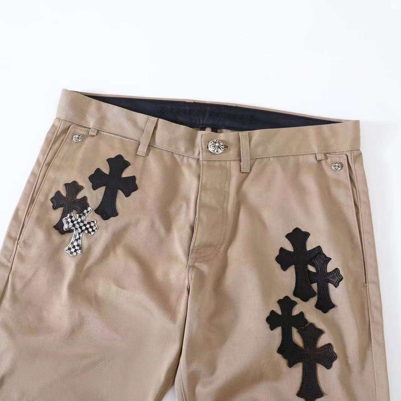 CH Khaki Black Leather Checkered Cargo Pants. Original version purchased for over 40,000 RMB. Loose fit. Special fabric, post-processed with a series of special treatments. Color accuracy is approximately 95% or higher. Exclusive silver-plated hardwa
