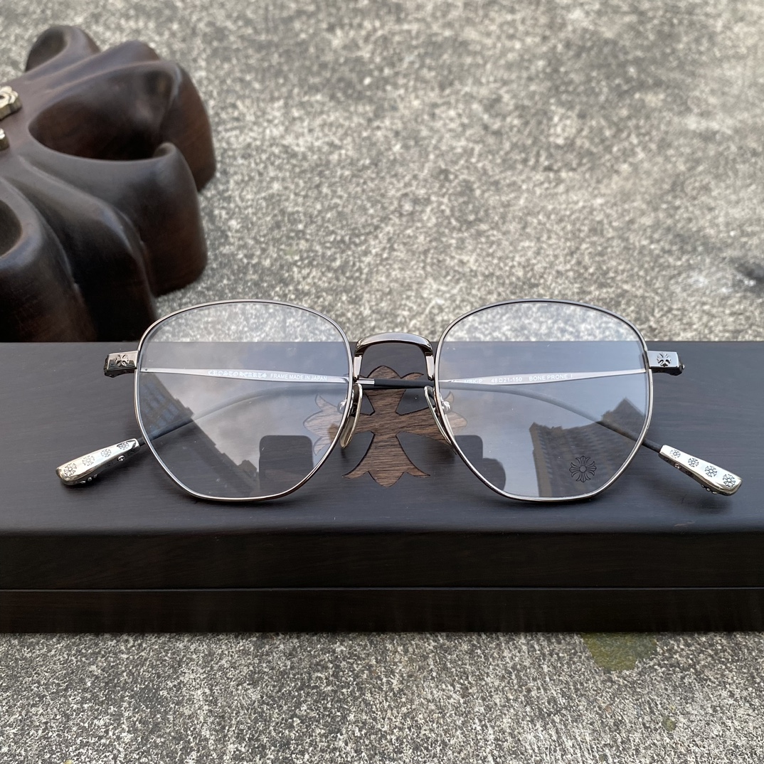 CH Ultralight Pure Titanium Cross-Shaped Glasses (Pure Black)A super popular pair, identical to the original, with high-quality craftsmanship. Every detail is meticulously crafted, featuring exclusive hand-engraved lettering. Only a few hundred yua