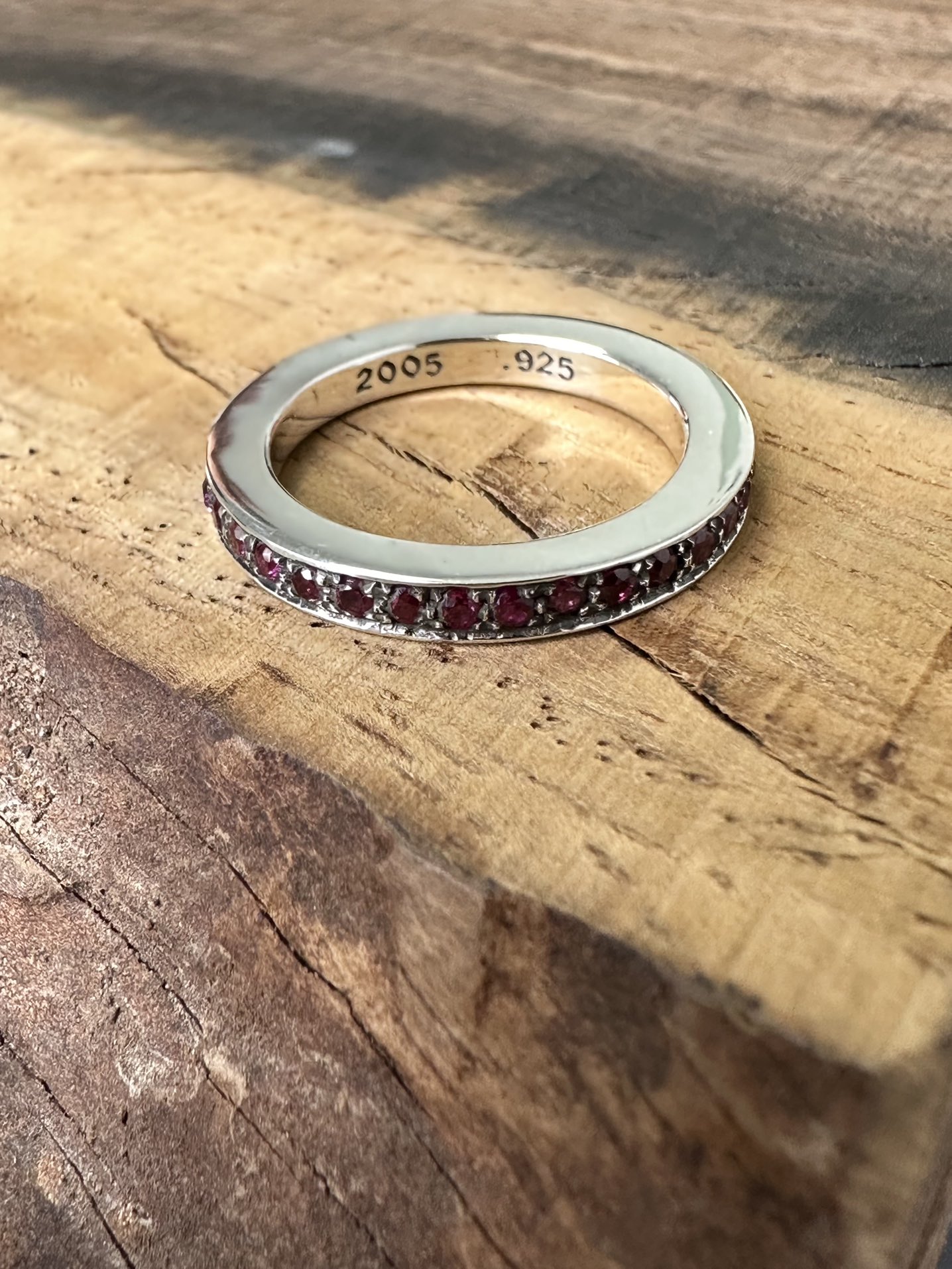 Custom-ordered 3mm colored diamond ring, hand-set with plum blossom studs. The setting craftsmanship is identical to the original. Those who know their stuff can see the pictures. There's no comparison to versions costing a couple hundred yuan on the