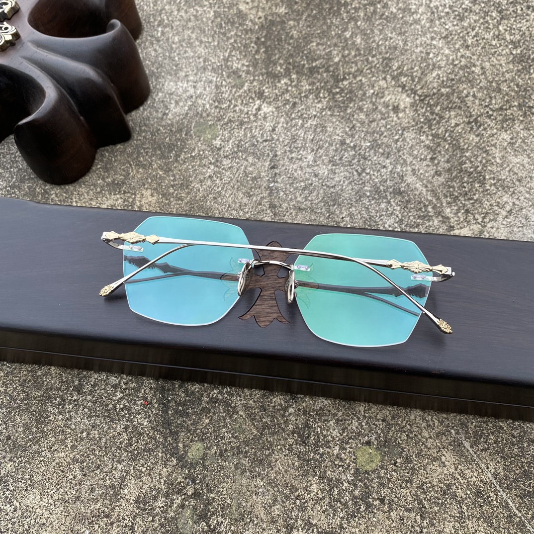 CH Frameless Square Silver Gold Cross FlowerA super popular model, identical to the original. High-quality nose pads, mixed-media level. Every detail is meticulously crafted, with exclusive hand-engraved lettering. Only a few hundred yuan!Eyeglas