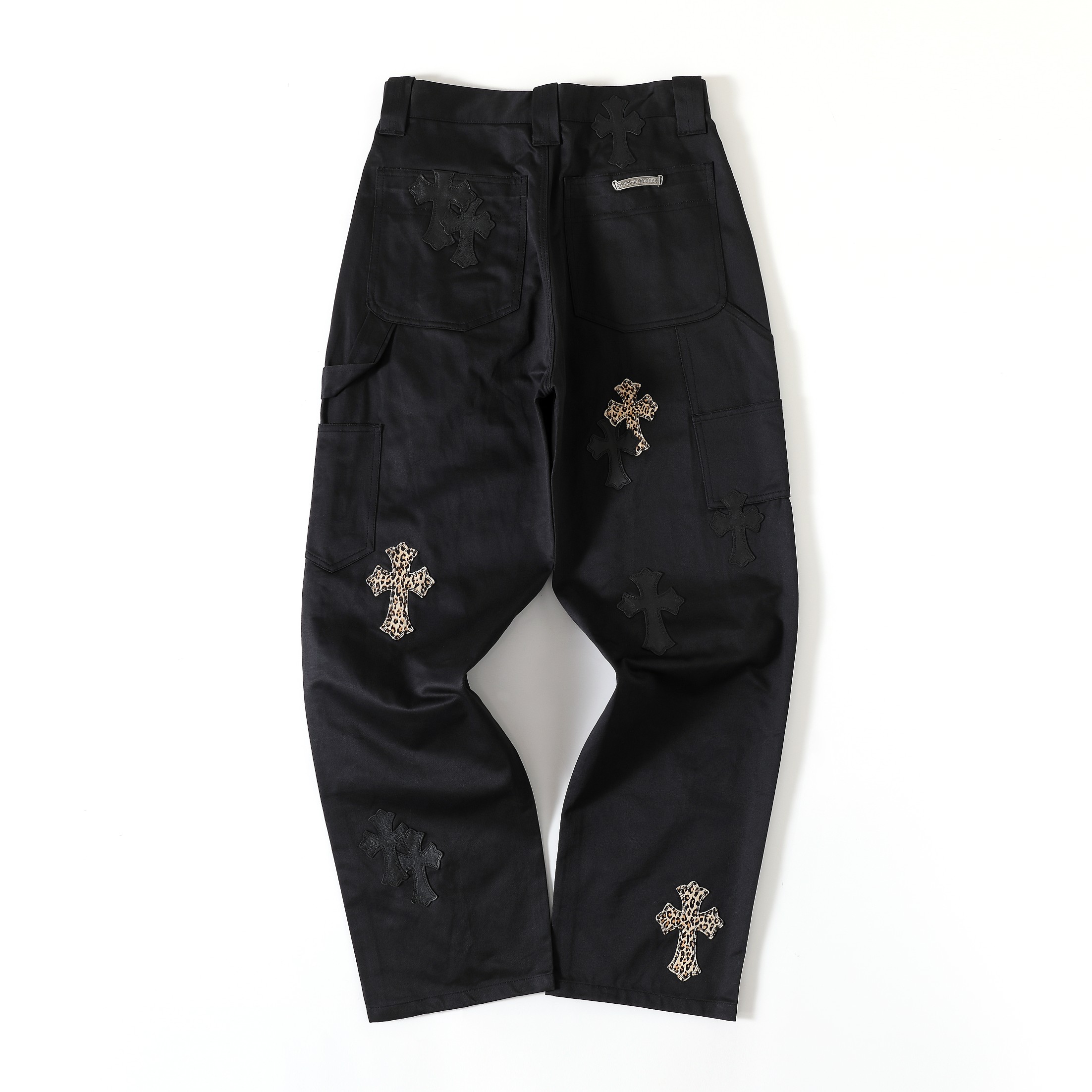 CH Black Leather Leopard Print Cargo Pants. Original version purchased for over 40,000 RMB. Loose fit. Special fabric with special post-processing to achieve a color accuracy of 95% or higher. Exclusive silver-plated hardware. Those in the know under