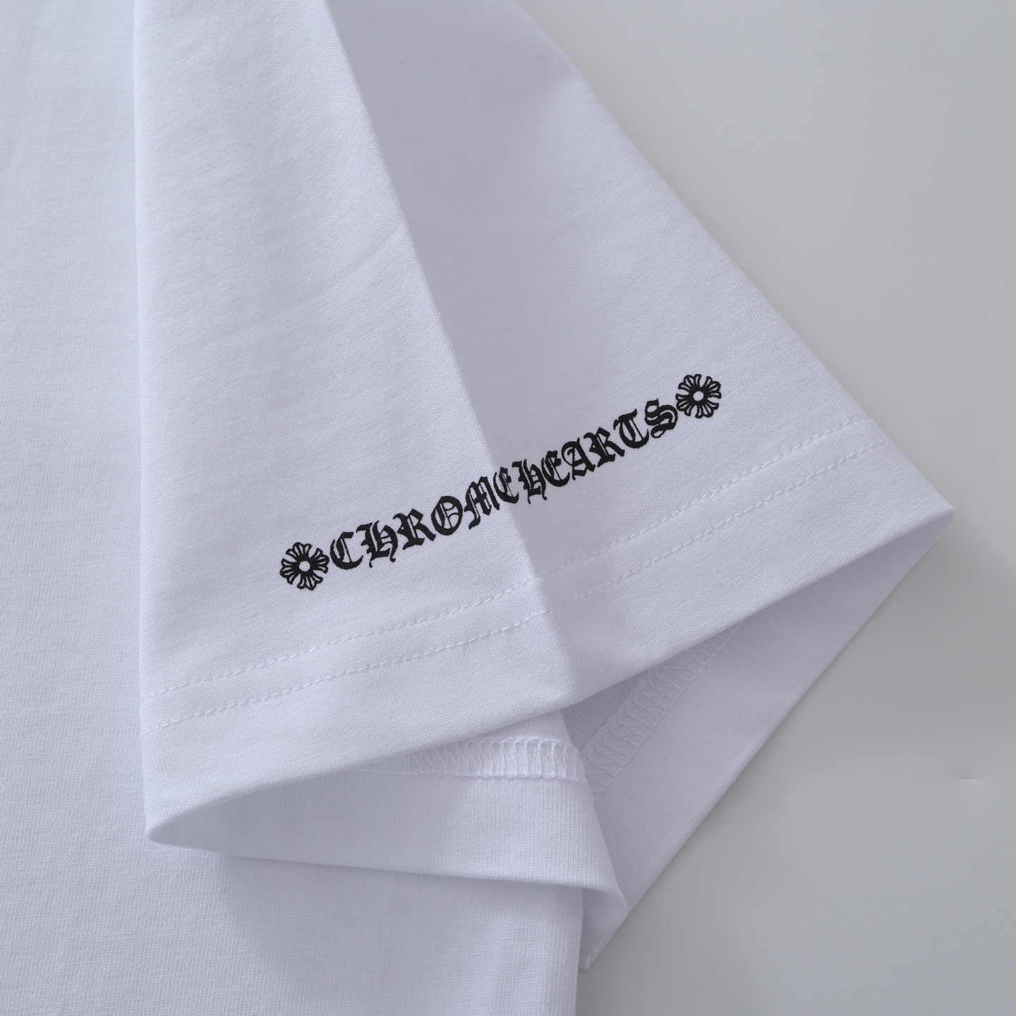 CH's new short-sleeved T-shirt with a subtle three-element pattern on the back. Available in two colors and all sizes. Made of 230g 26-knit cotton with a garment-wash finish. The print uses an ink-printing process. Custom-made accessories. Produced b