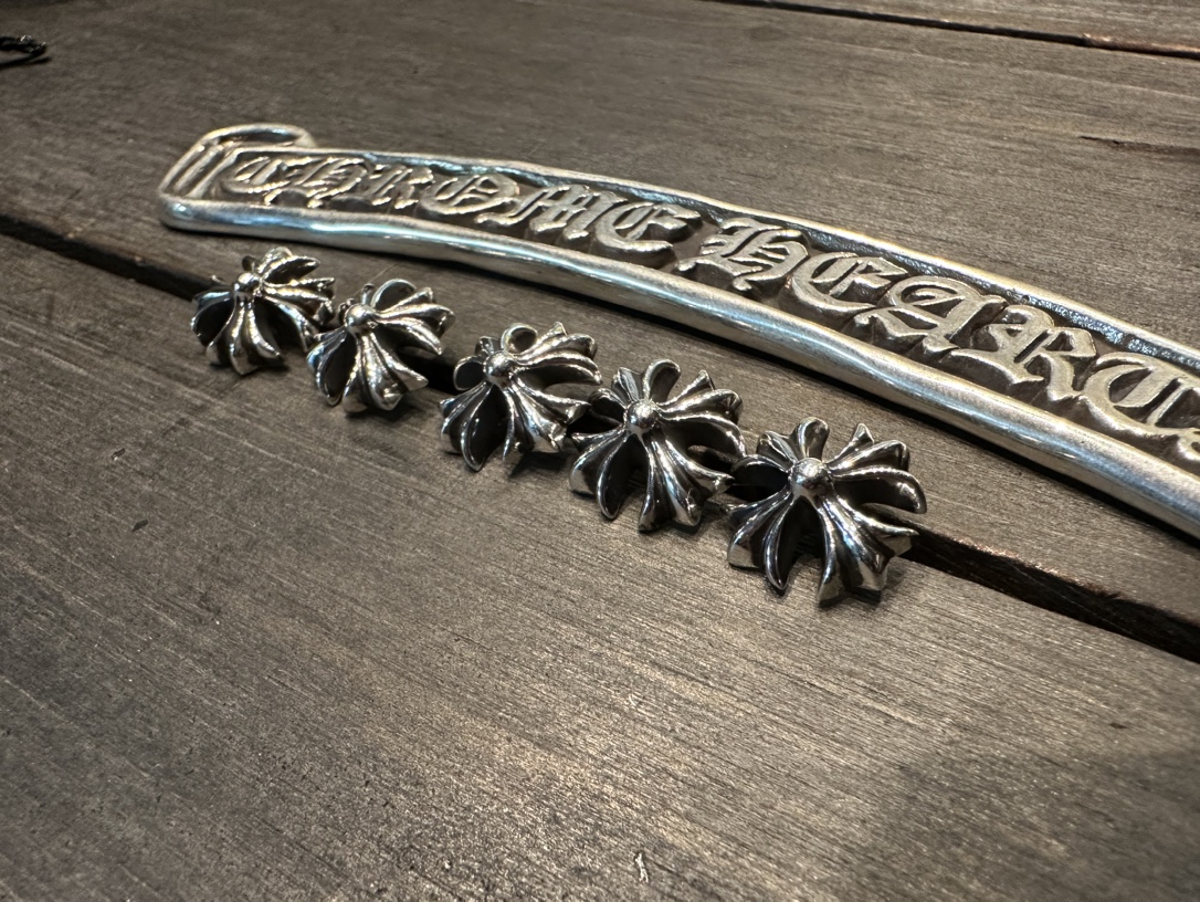 Exclusive New Arrival! Authentic product ¥4000+ (purchased for development)New Large Cross Flower Stud Earrings - Perfect Shipment! Compared to the regular small size, the large cross stud earrings are more rugged and flamboyant, eye-catching on bo