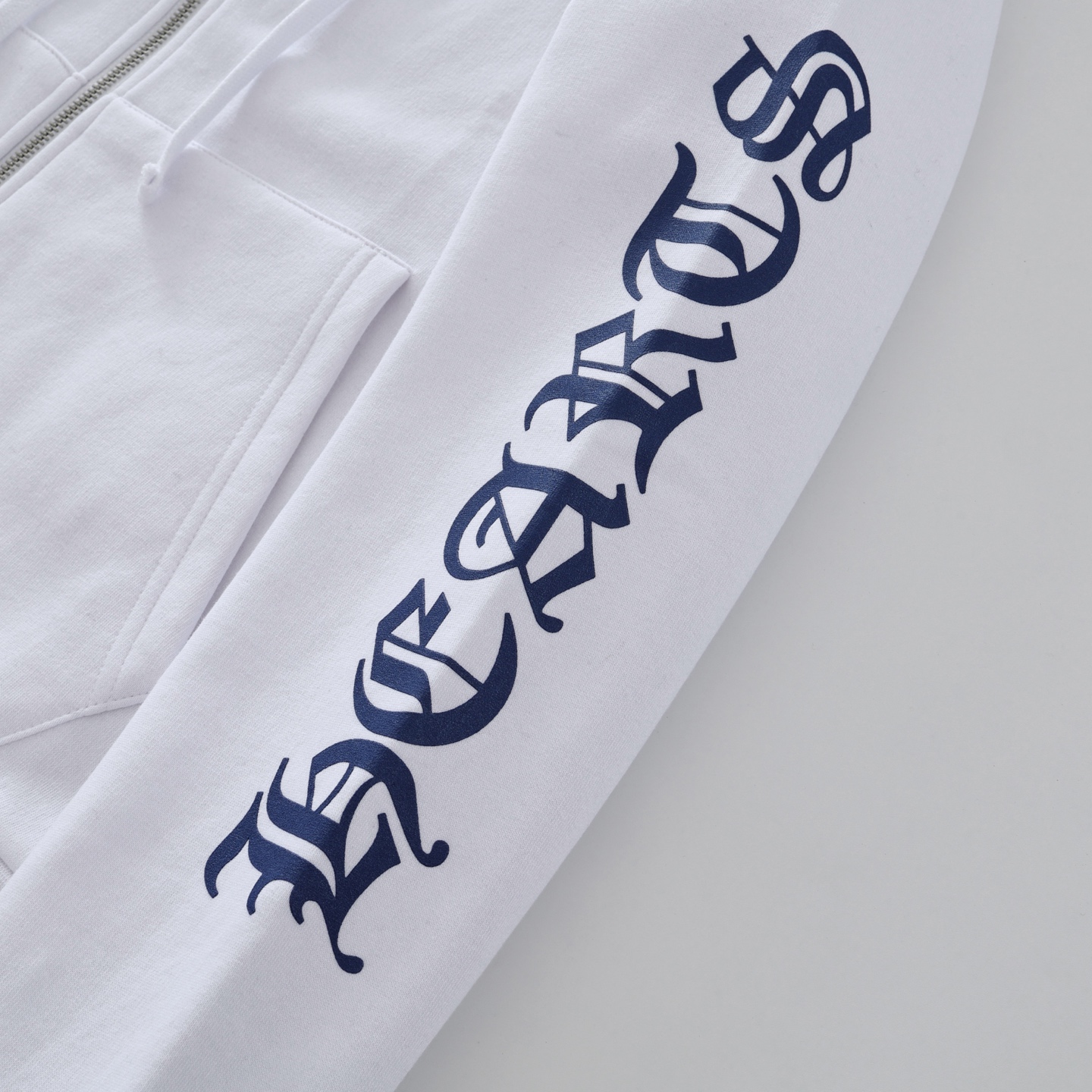 CH's new Sanskrit print zip-up hoodie. All sizes are now available. Originally purchased from Dewu for 11839. Made of 400g 100% cotton fleece. Printed with imported inks. Simple design, easy to follow. Custom silver-plated hardware and accessories. U