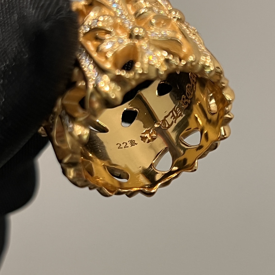 ✟𝐂𝐡𝐫𝐨𝐦𝐞𝐡𝐞𝐚𝐫𝐭✟Chrome Hearts 22k Plated Full Diamond Round Tomb RingHand-set with 130 rhinestones. Each diamond is set in a prong setting after the ring hole is drilled, eliminating the possibility of diamonds falling out. Buy with confidence. Custom