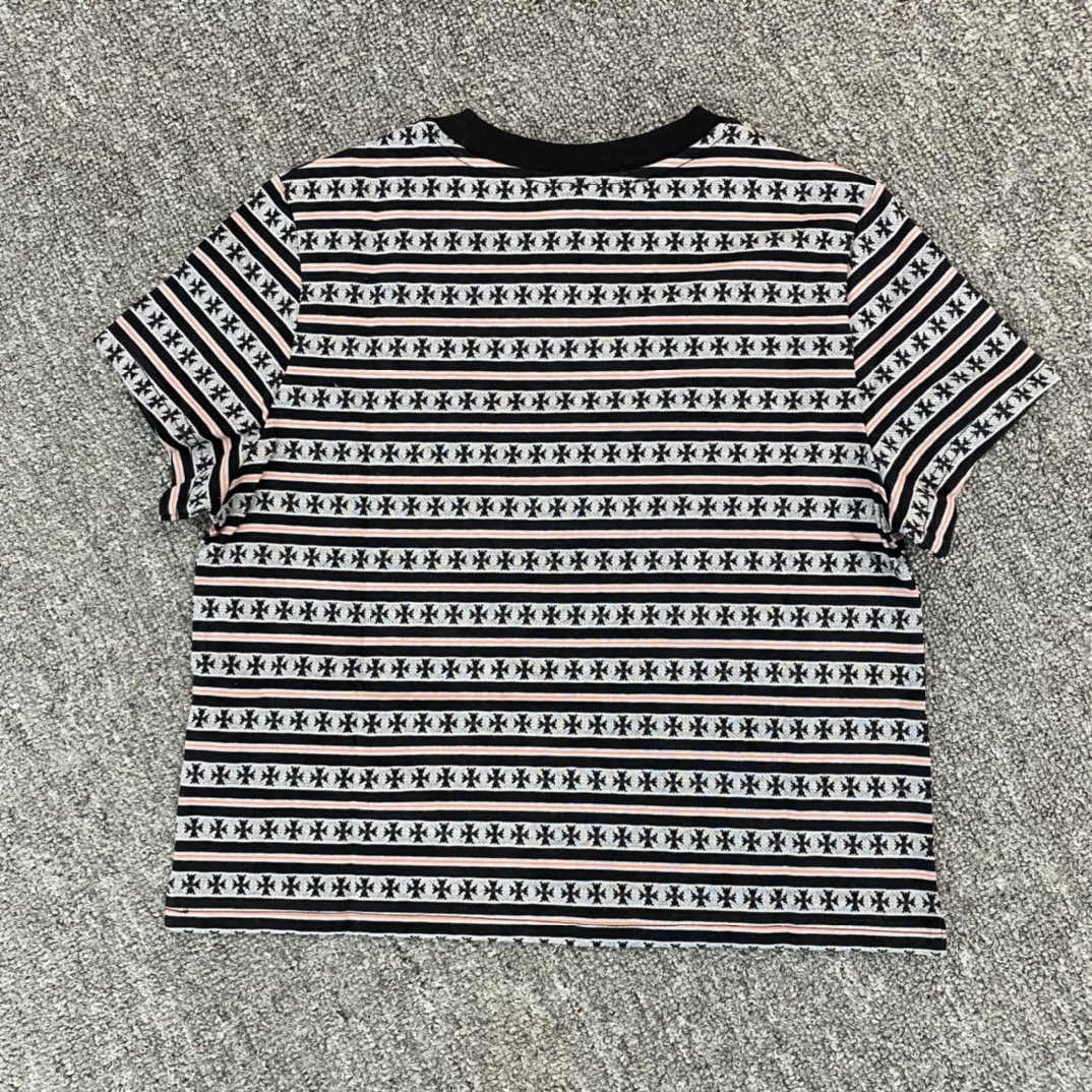 Chrome Hearts 23FW Latest Striped Jacquard Sword Embroidered Short-Sleeve T-Shirt. Original custom-woven and dyed fabric, with extremely high-quality ribbed dyeing. The sword logo is prominently embroidered with thousands of stitches. Genuine leather