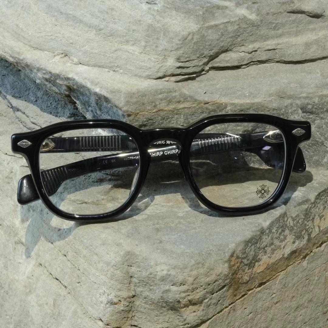 The first batch of 100 pairs is exclusively for existing partners. A second batch of 200 pairs will be available on the market. Exclusive 925 sterling silver accessories, scout flower design with flame elements. This set uses more silver than before,