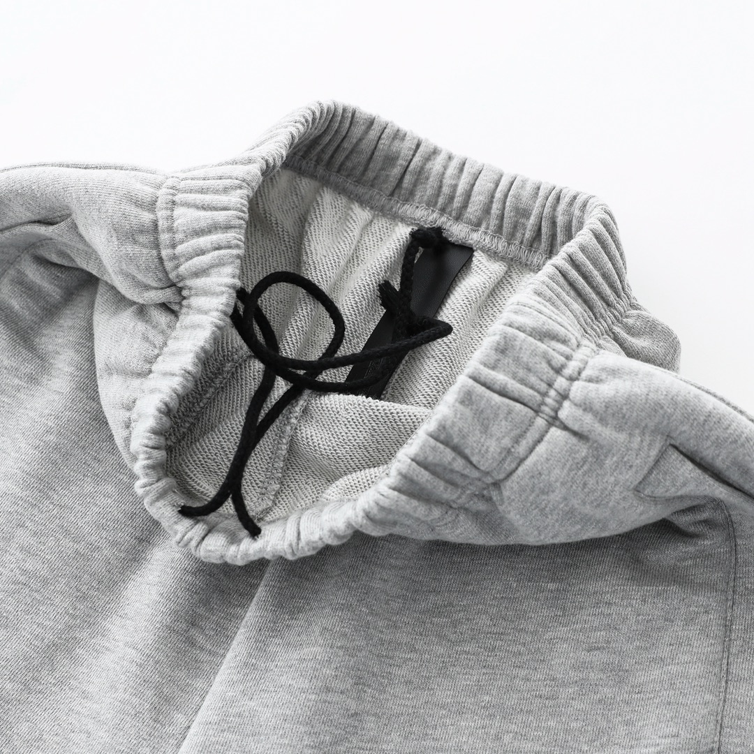 CH's new cross shorts. Two colors and all sizes are now available. Made with 330g imported natural heather yarn, woven by Conny Ltd., for a soft and comfortable feel (unlike domestic terry cloth). The garment features a washed finish. The pocket lini