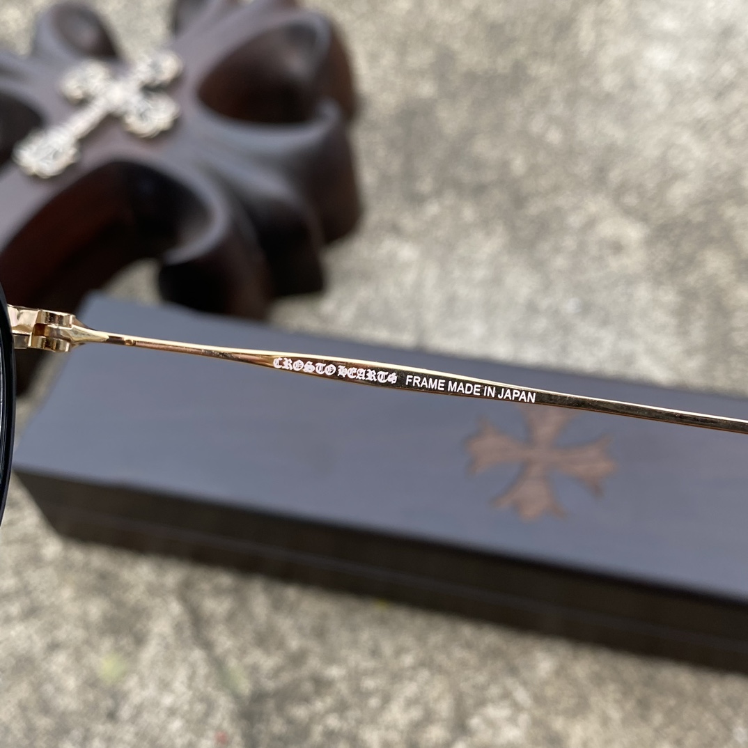 CH Black-rimmed Gold-plated Cross-Patterned GlassesA super popular pair, identical to the original, with high-quality nose pads and meticulous attention to detail. Exclusive hand-engraved lettering. Only a few hundred yuan!Glasses are personal it