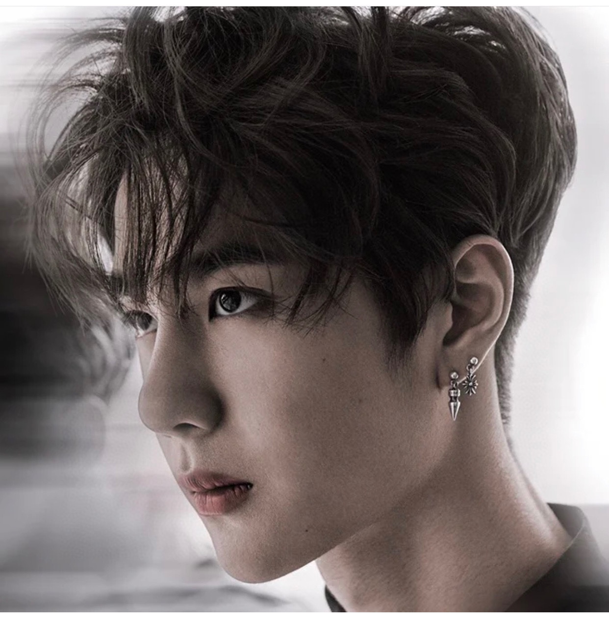 Chrome HeartsTiny E Cross Flower EarringsAuthentic replica, genuine antique engraving, anodized textureLooks beautiful on the ears, small and exquisite, worn by many celebrities