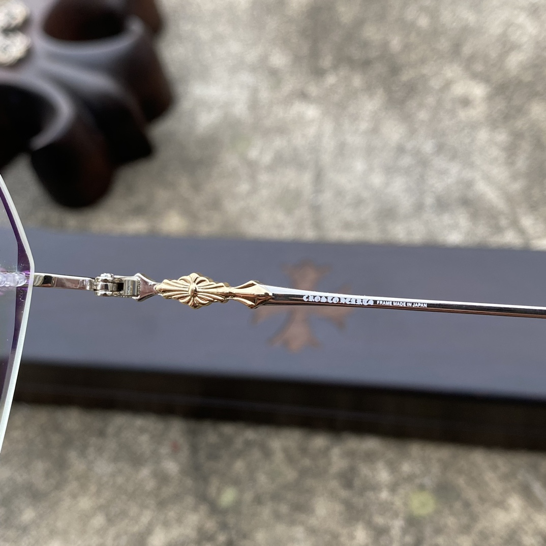 CH Frameless Square Silver Gold Cross FlowerA super popular model, identical to the original. High-quality nose pads, mixed-media level. Every detail is meticulously crafted, with exclusive hand-engraved lettering. Only a few hundred yuan!Eyeglas