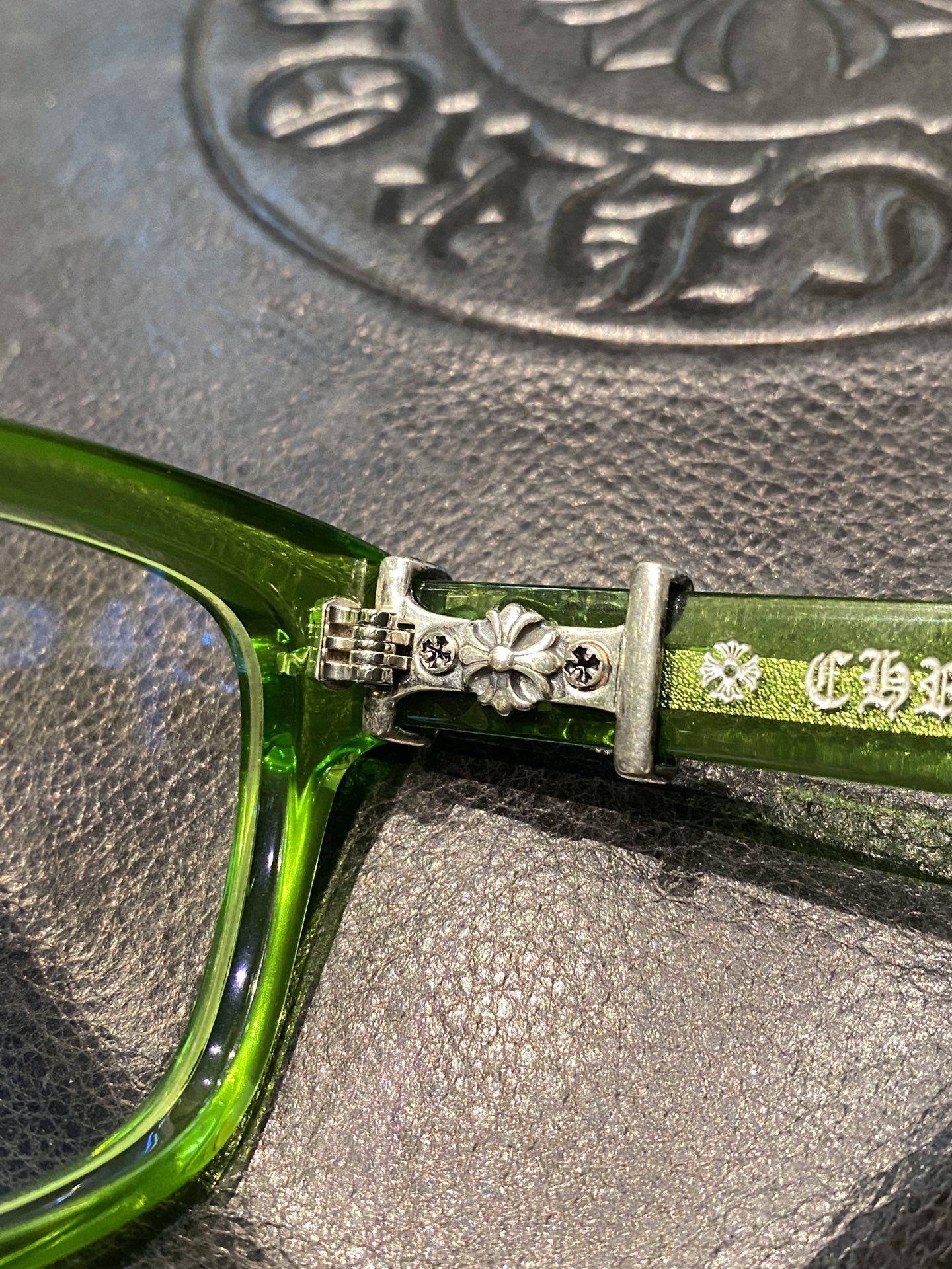 Chrome Hearts925 Sterling Silver Accessories, Emerald Green Sword GlassesCombined frame with two 925 sterling silver sword ornaments. Two cross-shaped details inside. 1:1 replica, meticulous attention to detail. The large black frame is very flat