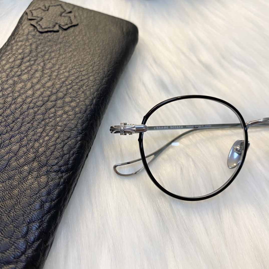 【Chrome Hearts Silver Accessories, Black Cross Glasses】Total weight: 16 grams. Extremely lightweight.Feels like you're not wearing any.Suitable for everyday wear, very comfortable.Accessories are 925 sterling silver, identical to the authentic p