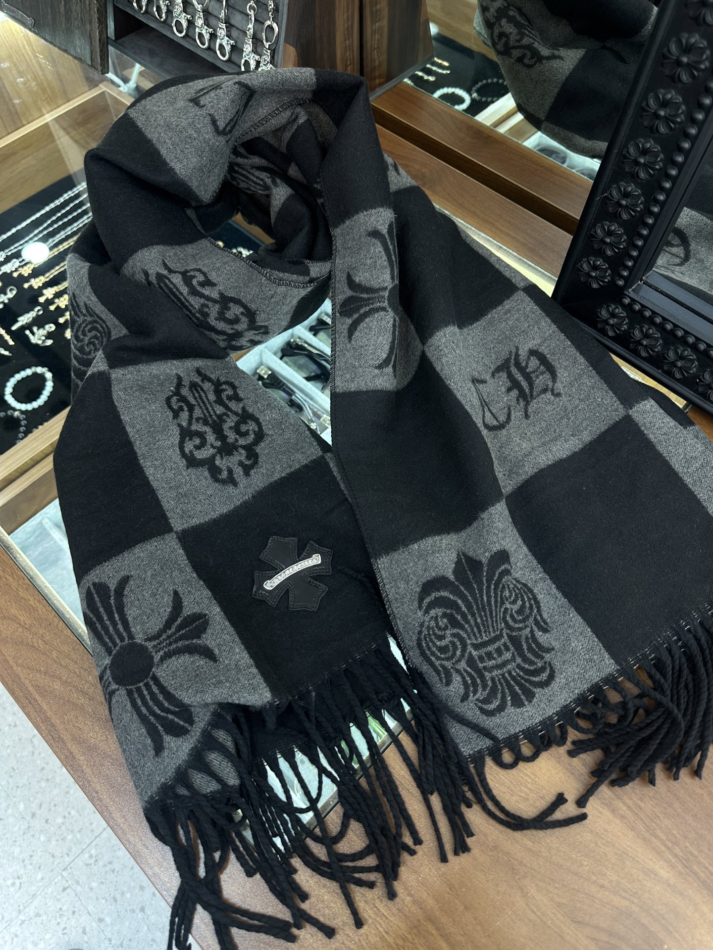 Chrome Heart Scarf, cashmere and wool, hand-stitched, sheepskin cross-stitch pattern, plus a small 925 sterling silver tag. A top-quality item. Size: 180 x 65cm. Unisex.