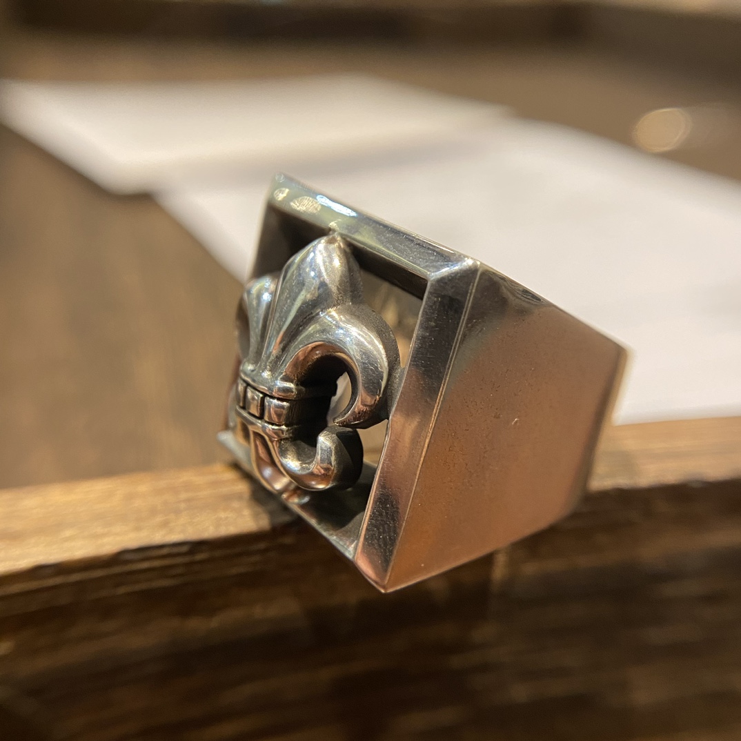 Chrome HeartsTop-Quality Domestic Version: Hollowed-Out Scout Flower RingAuthentic Design, High-Quality Antique and Engraving, Oxidized TextureYears of Refinement, No Further Modification Needed. Original Camera Photos. This hollowed-out cross