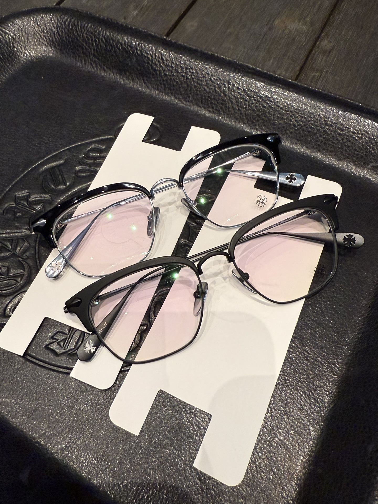 Matte Black, Xue Zhiqian's Style GlassesAuthentic frames costing over 10,000 RMB are directly disassembled and developed from scratch; agent prices have been comprehensively reduced.Classics never go out of style. The Sluntradiction frames, which