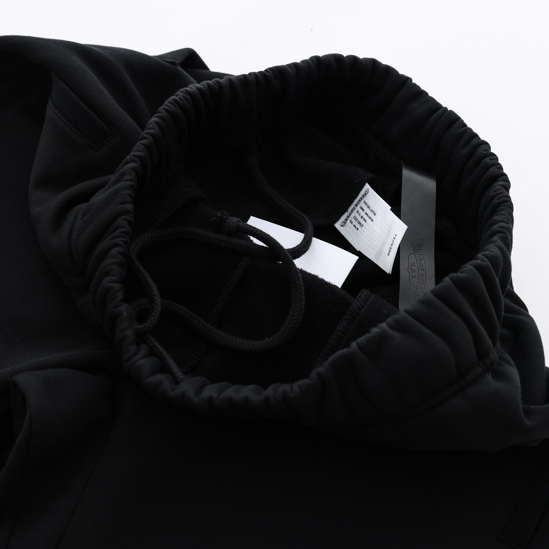 CH's new embroidered fleece trousers are now available in all sizes. Made of 350g 100% cotton fleece, they are soft, comfortable, and feature a garment-washed finish. They boast imported TAJIMA machine-set embroidery, custom-made sterling silver curv