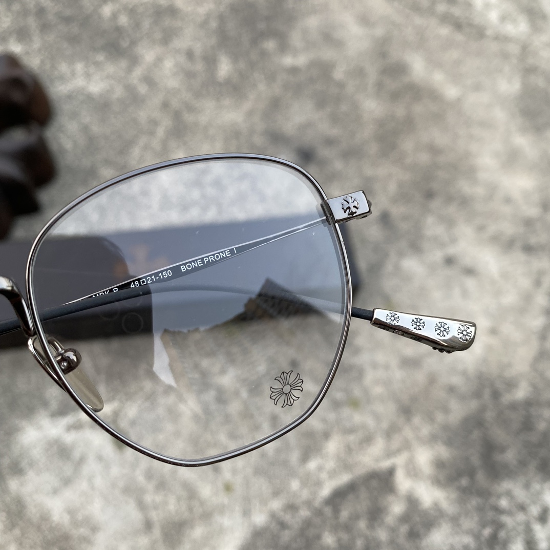 CH Ultralight Pure Titanium Cross-Shaped Glasses (Pure Black)A super popular pair, identical to the original, with high-quality craftsmanship. Every detail is meticulously crafted, featuring exclusive hand-engraved lettering. Only a few hundred yua