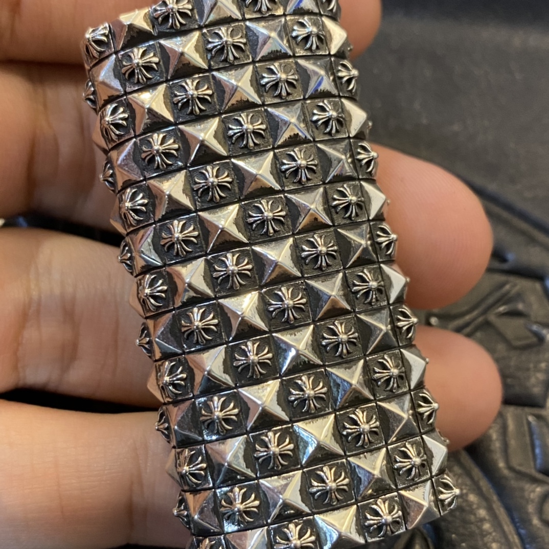 【Chrome Hearts Cross Rivet Lighter】A must-have for top-tier enthusiasts. Made entirely of 925 sterling silver.Heavy-duty custom-made, weighing over 80 grams.A lighter exuding sophistication.Can be fitted with additional rings and a letter chain.