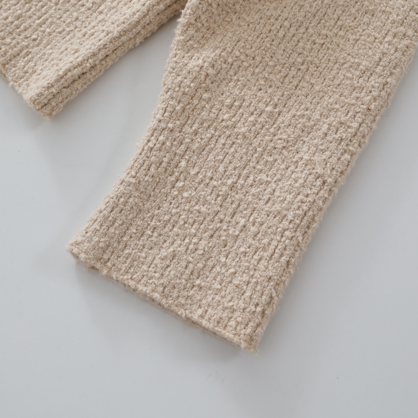 CH's new leopard print cross cream-colored sweater. All sizes are now available. Original version purchased from Hangzhou Guozhuan in January for 20,000 RMB. Custom-dyed fancy yarn, a blend of three yarns, made of 82% cotton, 16% nylon, and 2% spande