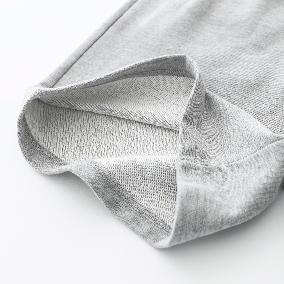 CH's new cross shorts. Two colors and all sizes are now available. Made with 330g imported natural heather yarn, woven by Conny Ltd., for a soft and comfortable feel (unlike domestic terry cloth). The garment features a washed finish. The pocket lini