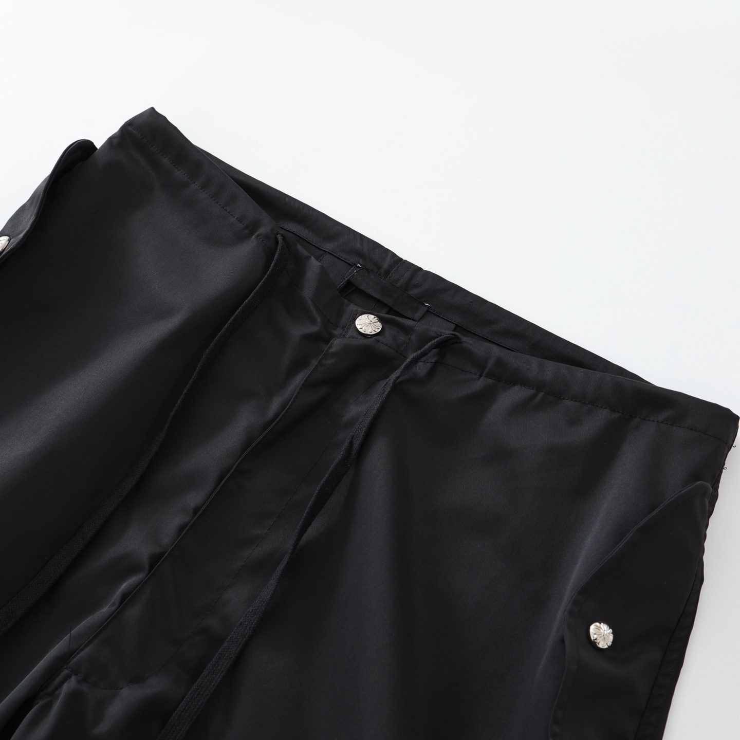 CH's new colorful patchwork paratrooper pants. Two colors and all sizes are now available. Made with a 200g synthetic fiber + cotton blend yarn, featuring a technically advanced three-proof fabric. The patchwork is made of imported lambskin leather,