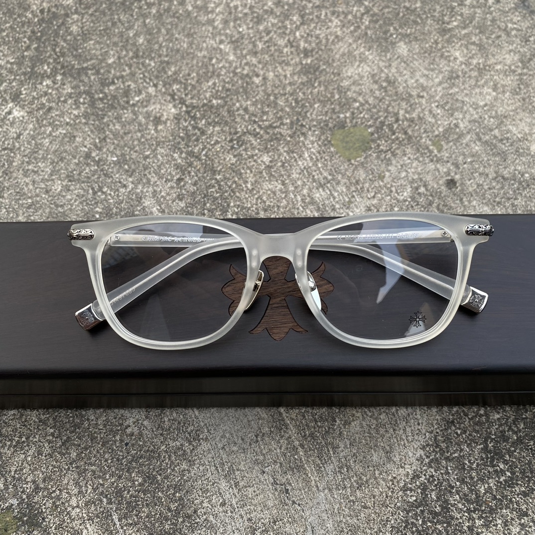 CH Semi-transparent Cross-Pattern GlassesA super popular pair, identical to the original, with high-quality nose pads and meticulous attention to detail. Exclusive hand-engraved lettering. Only a few hundred yuan!Glasses are personal items; we do