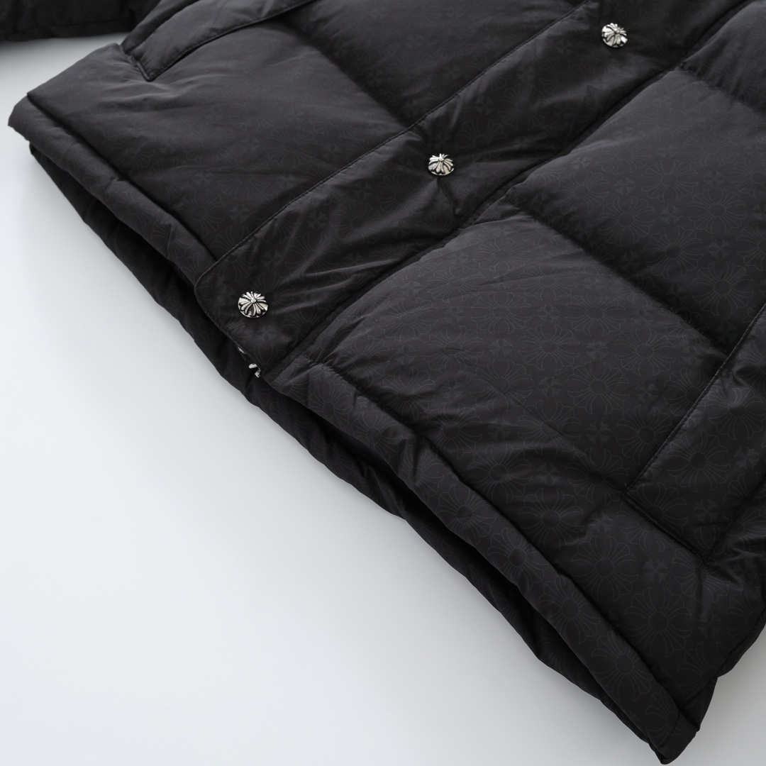 CH's new subtle jacquard down jacket. All sizes are now available. The fabric features a subtle jacquard pattern, making it waterproof, stain-resistant, and breathable. It's filled with 90% standard white duck down. Custom 925 silver buttons, zippers