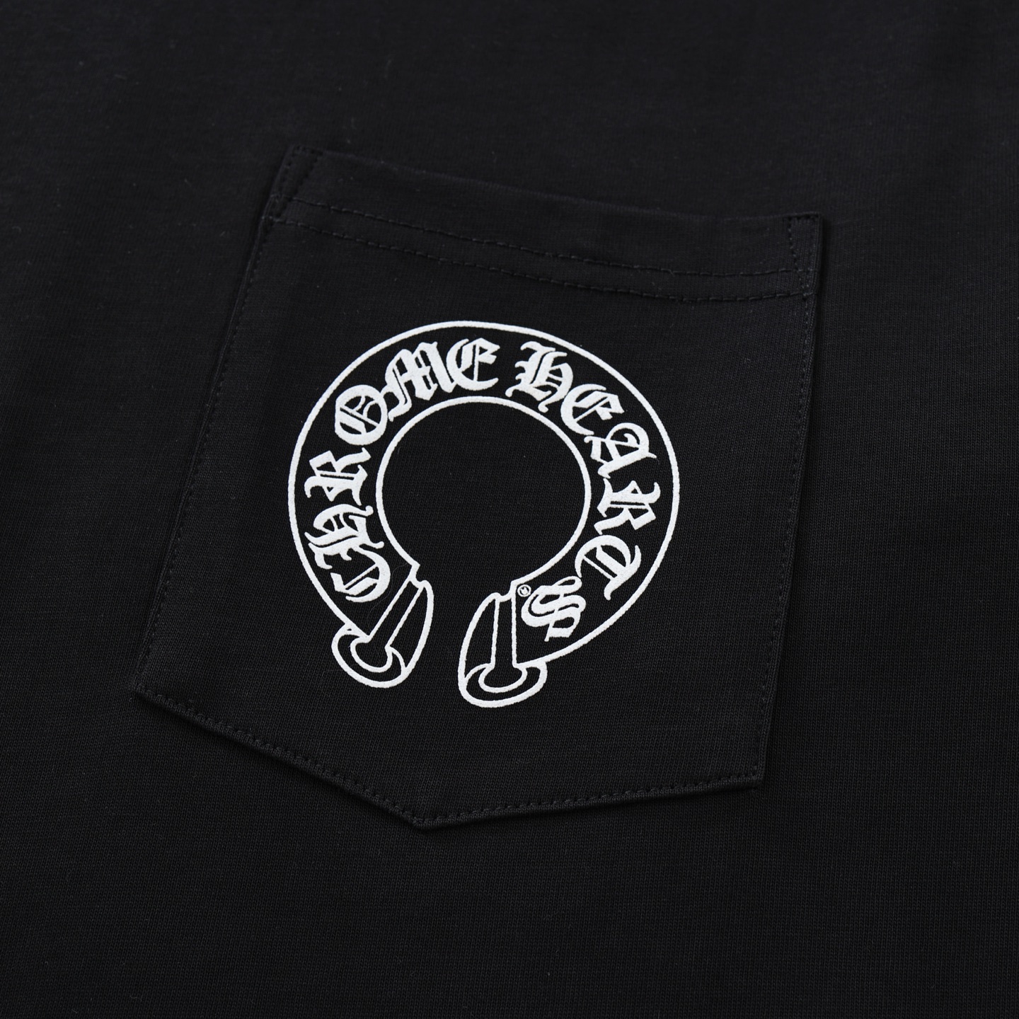 CH's new Los Angeles limited edition horseshoe-shaped long-sleeved shirt. All sizes are now available. Originally purchased from Dewu for 6919. The fabric is 220g 32S double yarn. The print uses imported ink printing technology. Simple design, no com