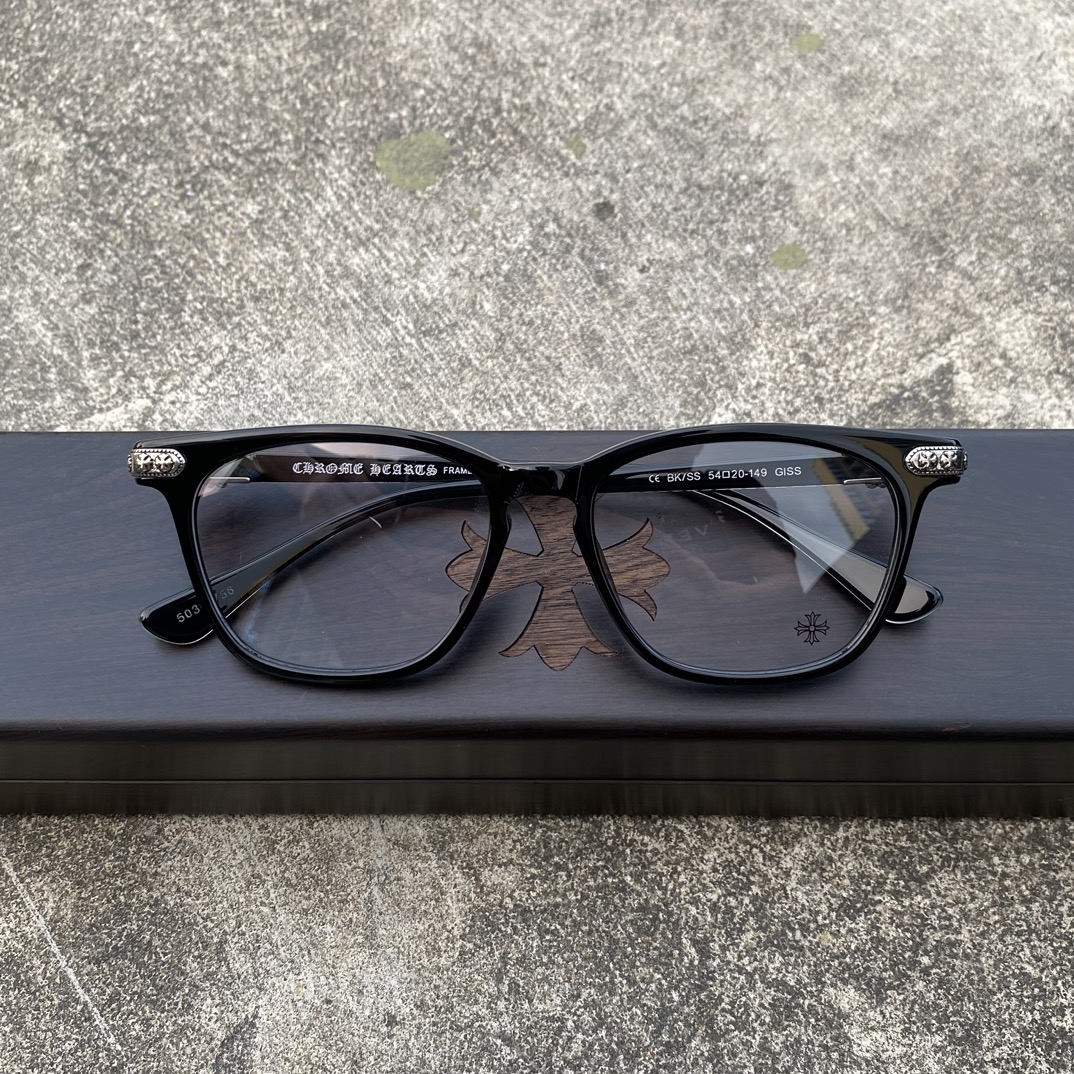 CH Cross-Pattern GlassesSuper popular, identical nose pads to the original, mixed quality. Every detail is meticulously crafted, with exclusive hand-engraved lettering. Only a few hundred yuan!Glasses are personal items; we do not offer try-on se