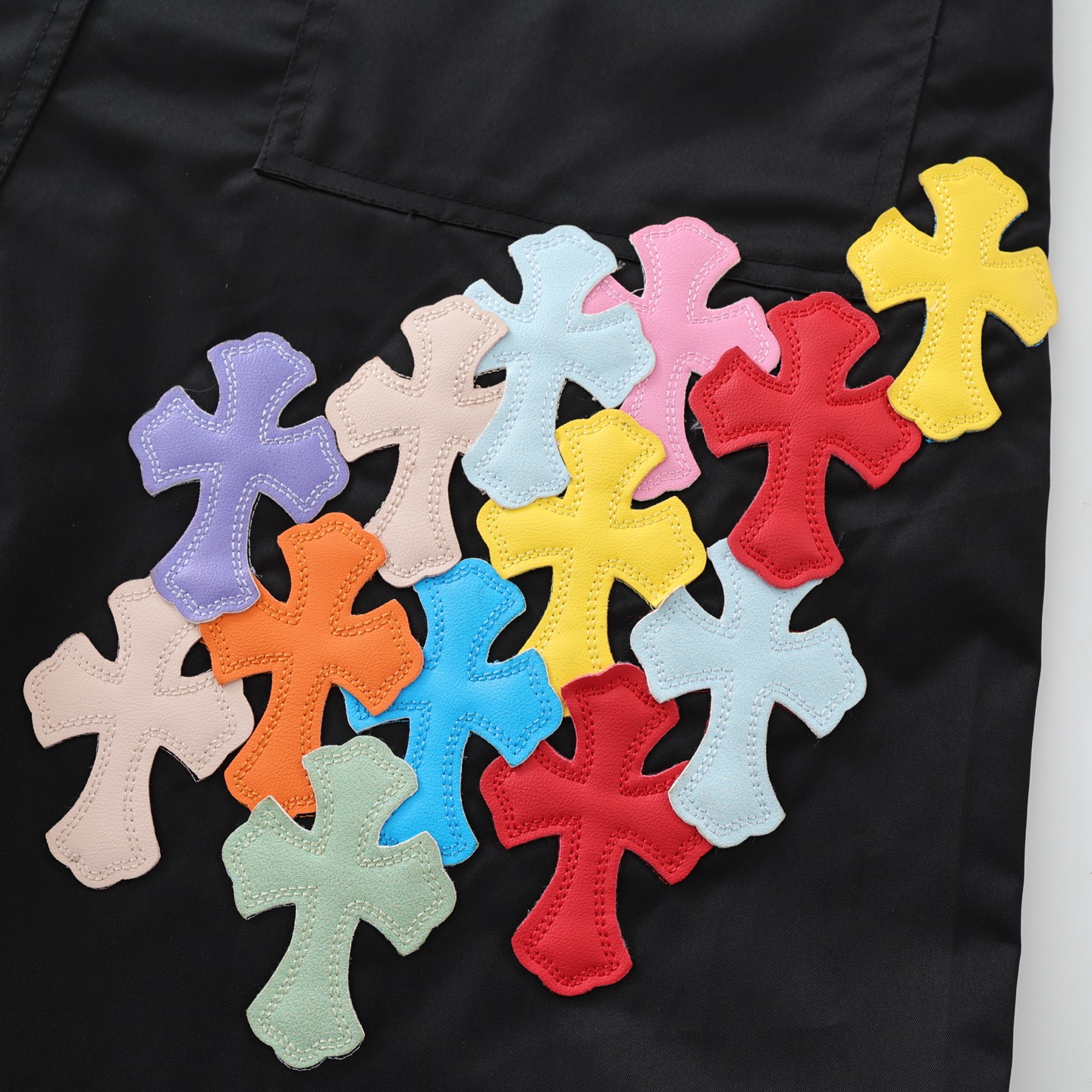 CH's new colorful patchwork paratrooper pants. Two colors and all sizes are now available. Made with a 200g synthetic fiber + cotton blend yarn, featuring a technically advanced three-proof fabric. The patchwork is made of imported lambskin leather,