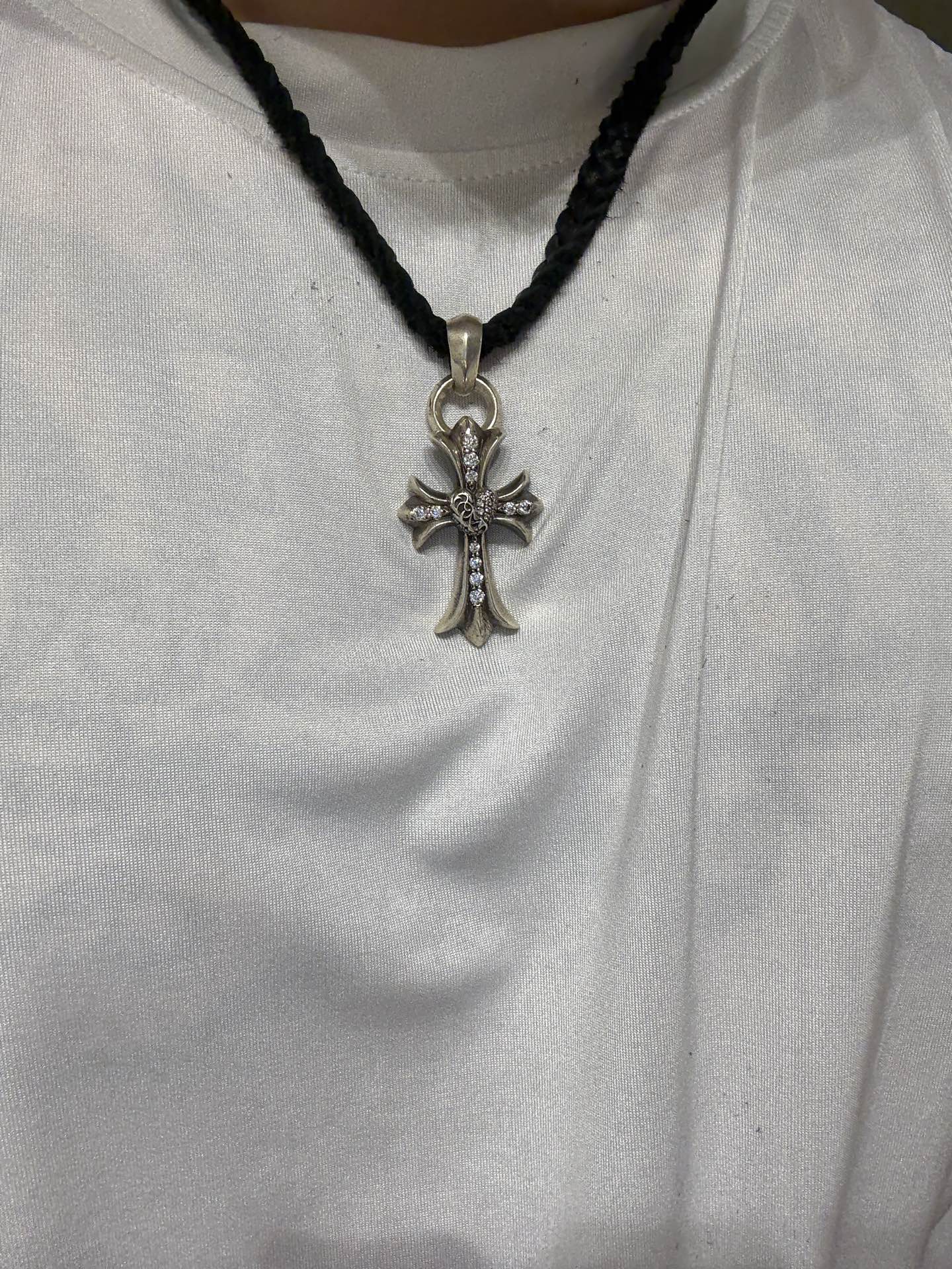 Custom-made VVS full diamond-encrusted heart and cross leather cord case