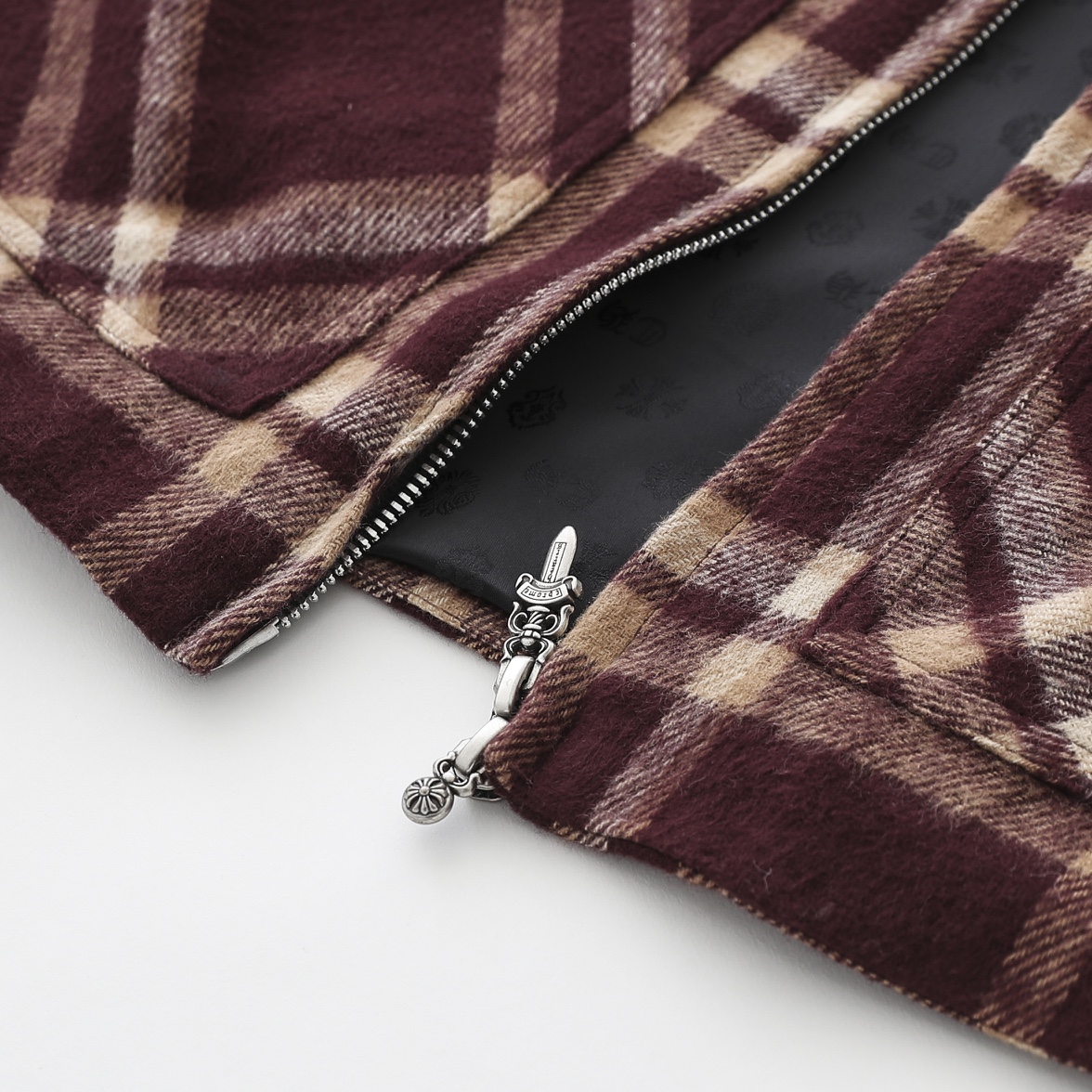 CH New style plaid shirt with lamb's wool collar. Two colors and all sizes available. Made with 11-count double-ply 240g cotton yarn (260g after washing). Laser infrared positioning. Hand-cut for perfect alignment. (Custom-woven black jacquard lining