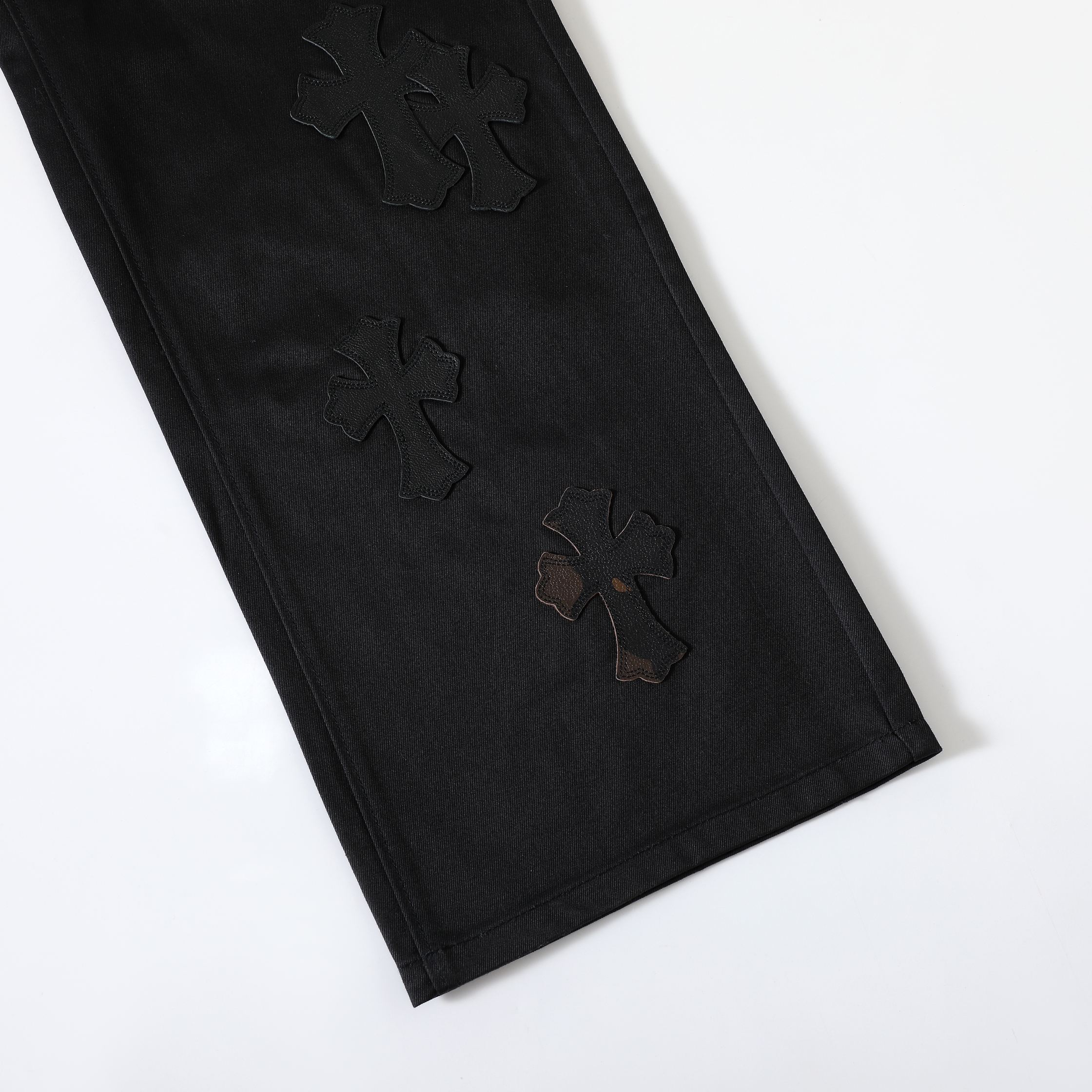 CH Black Leather Camouflage Cargo Pants. Original version, purchased for over 40,000 RMB. Straight leg fit. Special fabric, undergone a series of special treatments, achieving a color accuracy of 95% or higher. Exclusive silver-plated hardware mold.