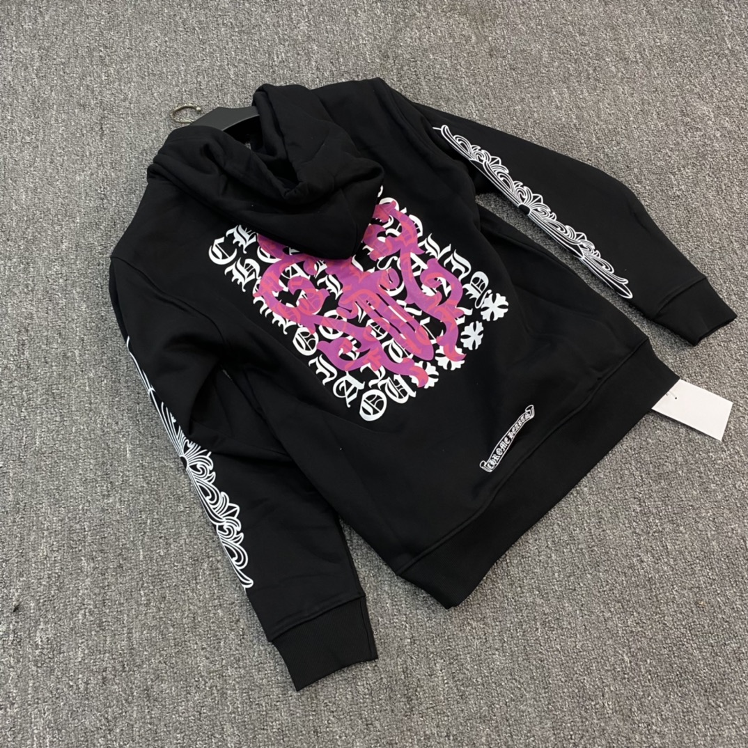 Chrome Hearts' latest purple sword and dagger zip-up hoodie. Made of 42-count 380g pure cotton, featuring a custom-made cross-shaped antique silver zipper pull and imported ink printing for a 3D effect. Perfectly customized!Sizes: M L XL XXL