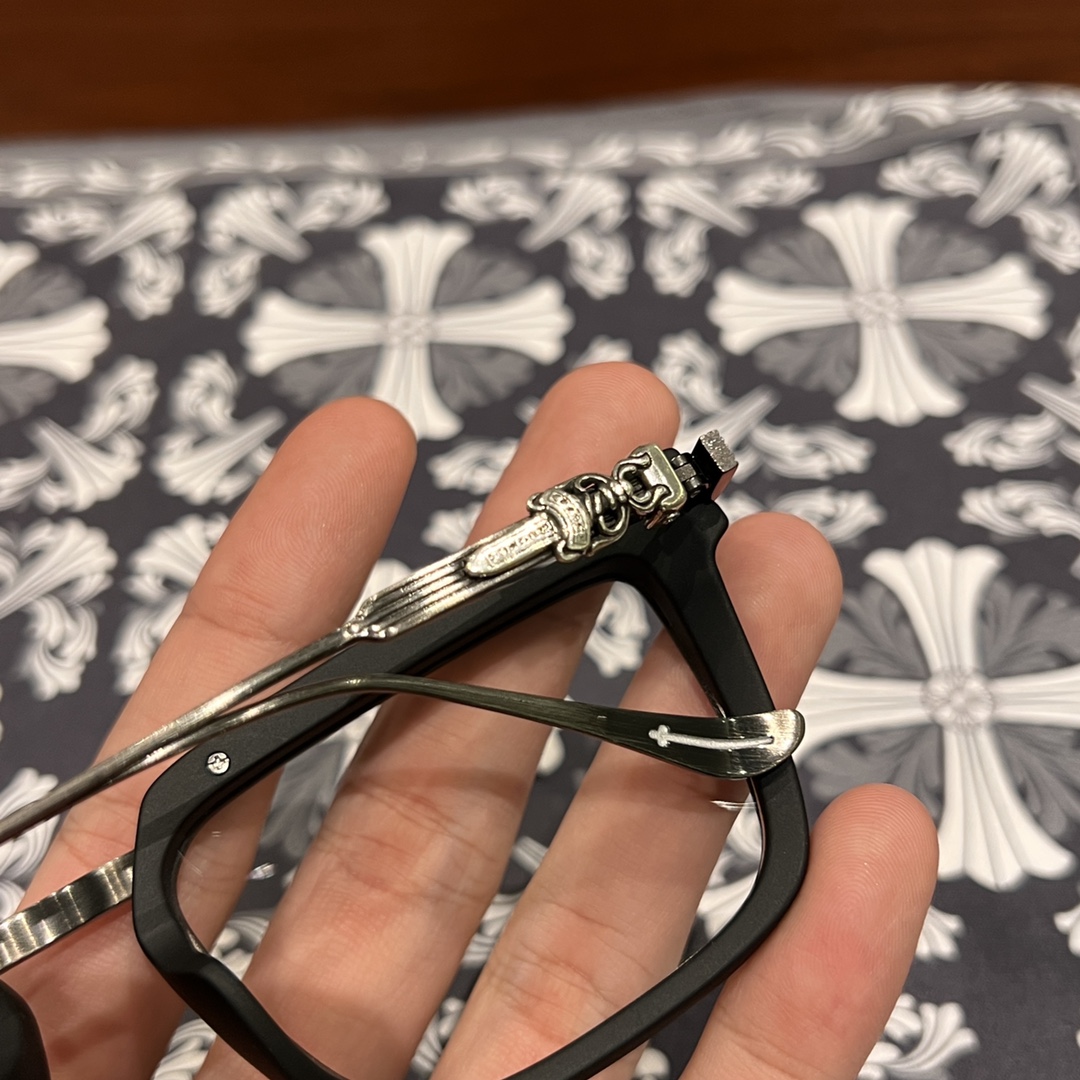 ✟𝐂𝐡𝐫𝐨𝐦𝐞𝐡𝐞𝐚𝐫𝐭✟Black and silver color scheme, black-rimmed sword and dagger-shaped glassesExtremely comfortable to wear 😌Accessories: 925 sterling silver. This is another pair of top-quality 925 sterling silver glasses. It will definitely exceed yo