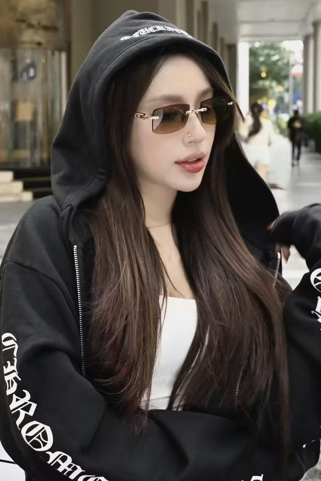 CH Sunglasses Model: DEEP IIMaterial: 925 SilverSize: 57 (20-146)Accessories: Eyeglass Case, Eyeglass Cleaning ClothA summer essential! Looks incredibly cool on!