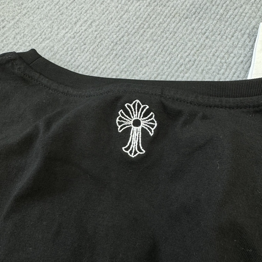 Chrome Hearts Lisa's Embroidered Cross Short-Sleeve T-ShirtMade of 140g pure cotton fabric. Imported embroidery is rich and clear. In stock.Sizes: S, M, L