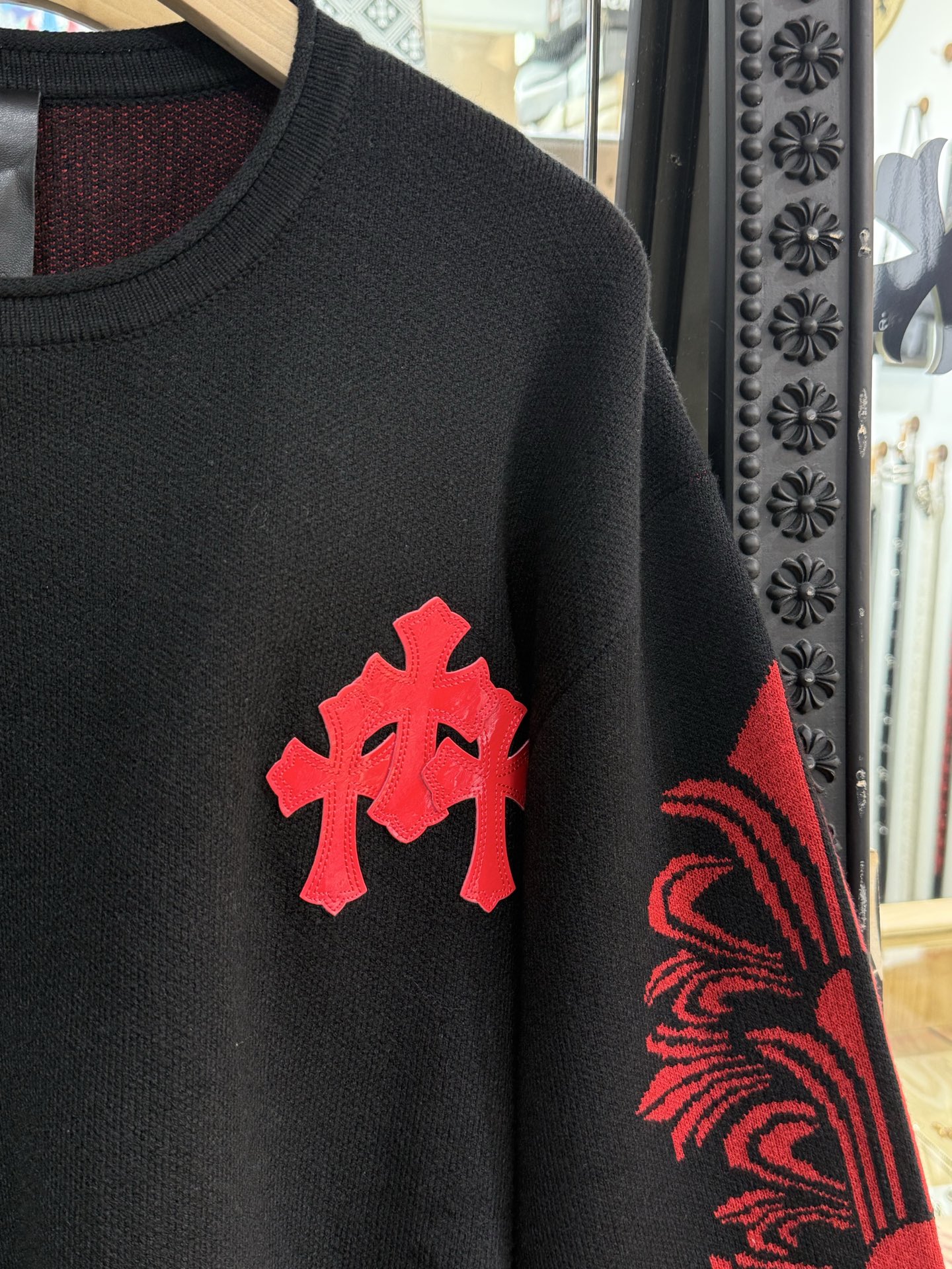Chrome Hearts double-layered cashmere sweater with three patent leather crosses, retailing for nearly 50,000 RMB, unisex. Made of double-layered pure cashmere, featuring three imported patent leather crosses hand-stitched, and a jacquard lace pattern