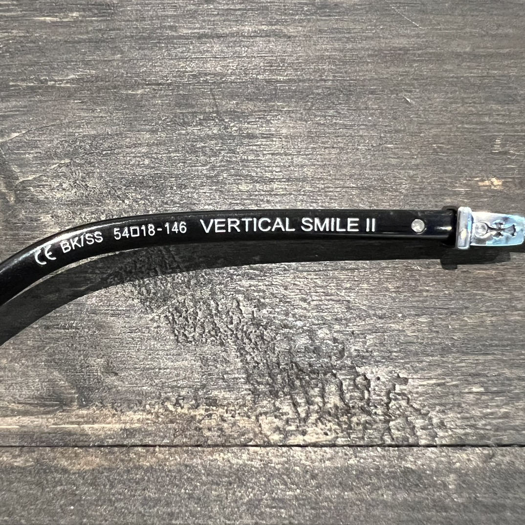 Chrome HeartsVine-patterned Glasses, Classic Black FrameTitanium alloy frame, as popular as Xue Zhiqian's glasses, unisex, classic vine element on the temples, impeccable detailsSizes: 54 (18-146)A universally flattering style, fashionable bla