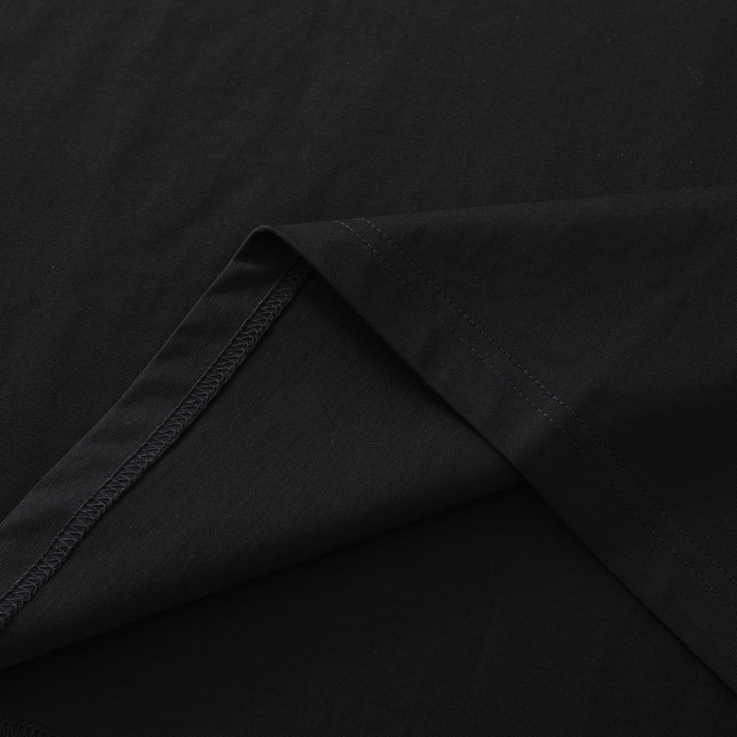 CH's new city-limited short-sleeved T-shirt. Two colors and all sizes are now available. The fabric is 26-knit 200g 100% cotton. Garment washed finish. Printed using ink printing. Custom accessories. Produced by a major factory, showcasing exceptiona