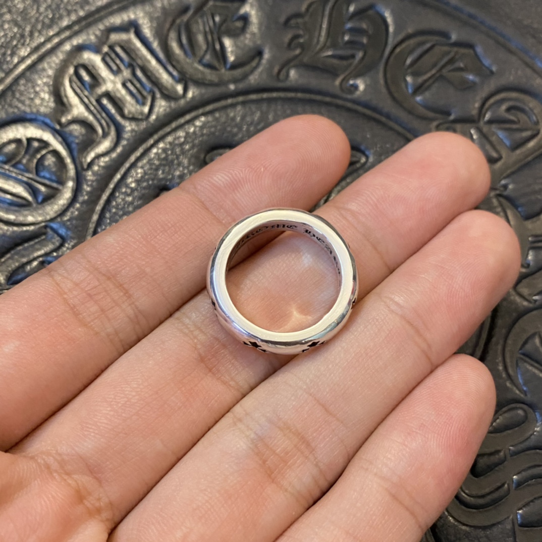 Chrome HeartsSmooth Round Cross Ring. Original version purchased for 2850 (presumably HKD). The outer cross has a deep indentation; magnification reveals the cross pattern. Oxidation finish and engraving are identical to the original. High-quality