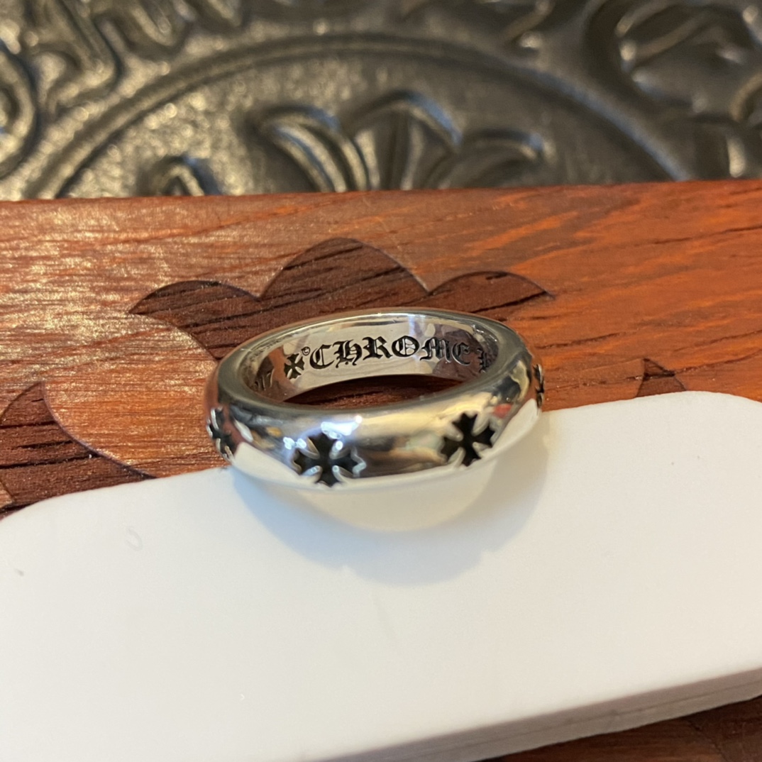 Chrome HeartsSmooth Round Cross Ring. Original version purchased for 2850 (presumably HKD). The outer cross has a deep indentation; magnification reveals the cross pattern. Oxidation finish and engraving are identical to the original. High-quality